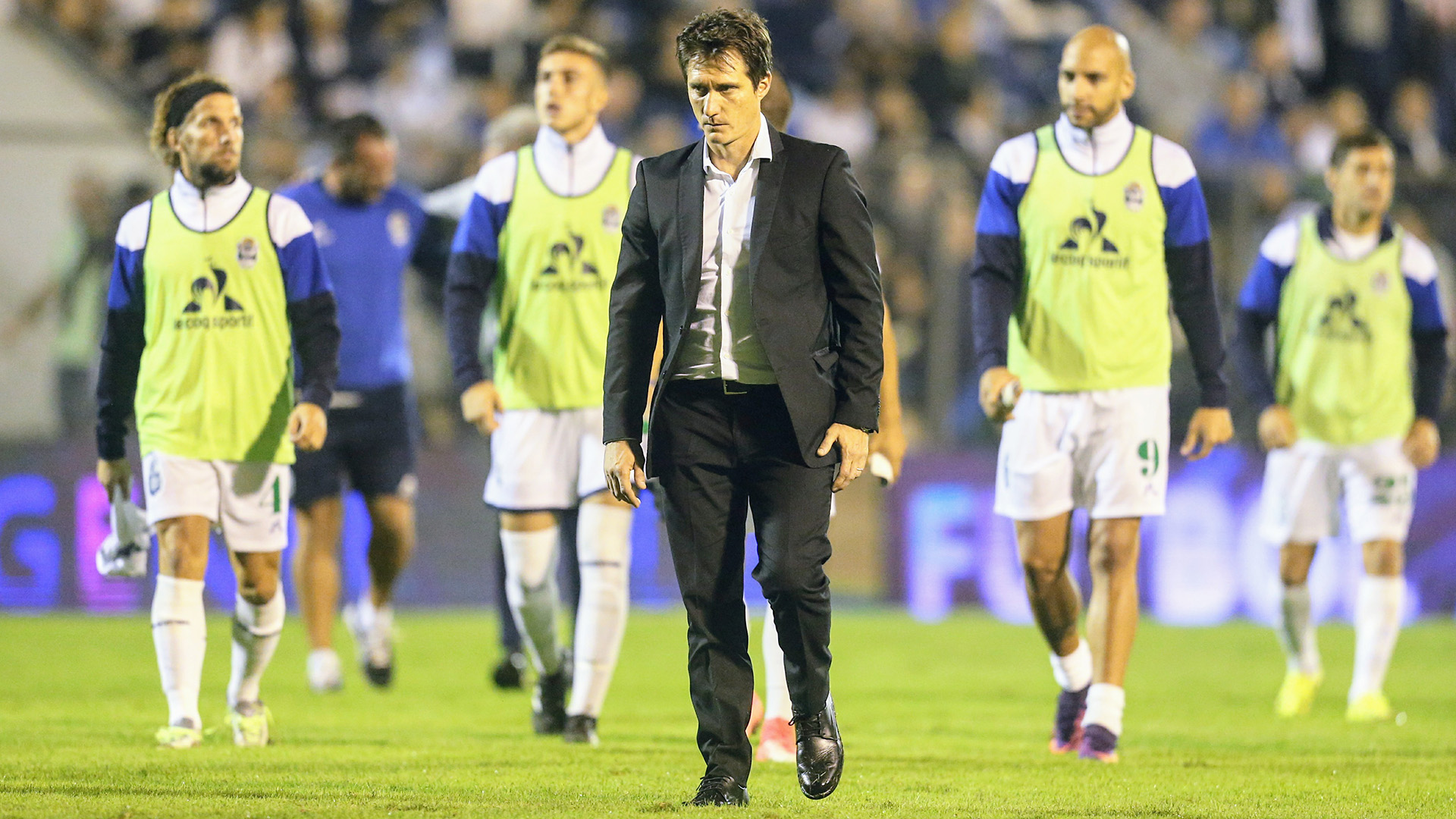 Guillermo, camino a los vestuarios con los jugadores de Gimnasia detrás