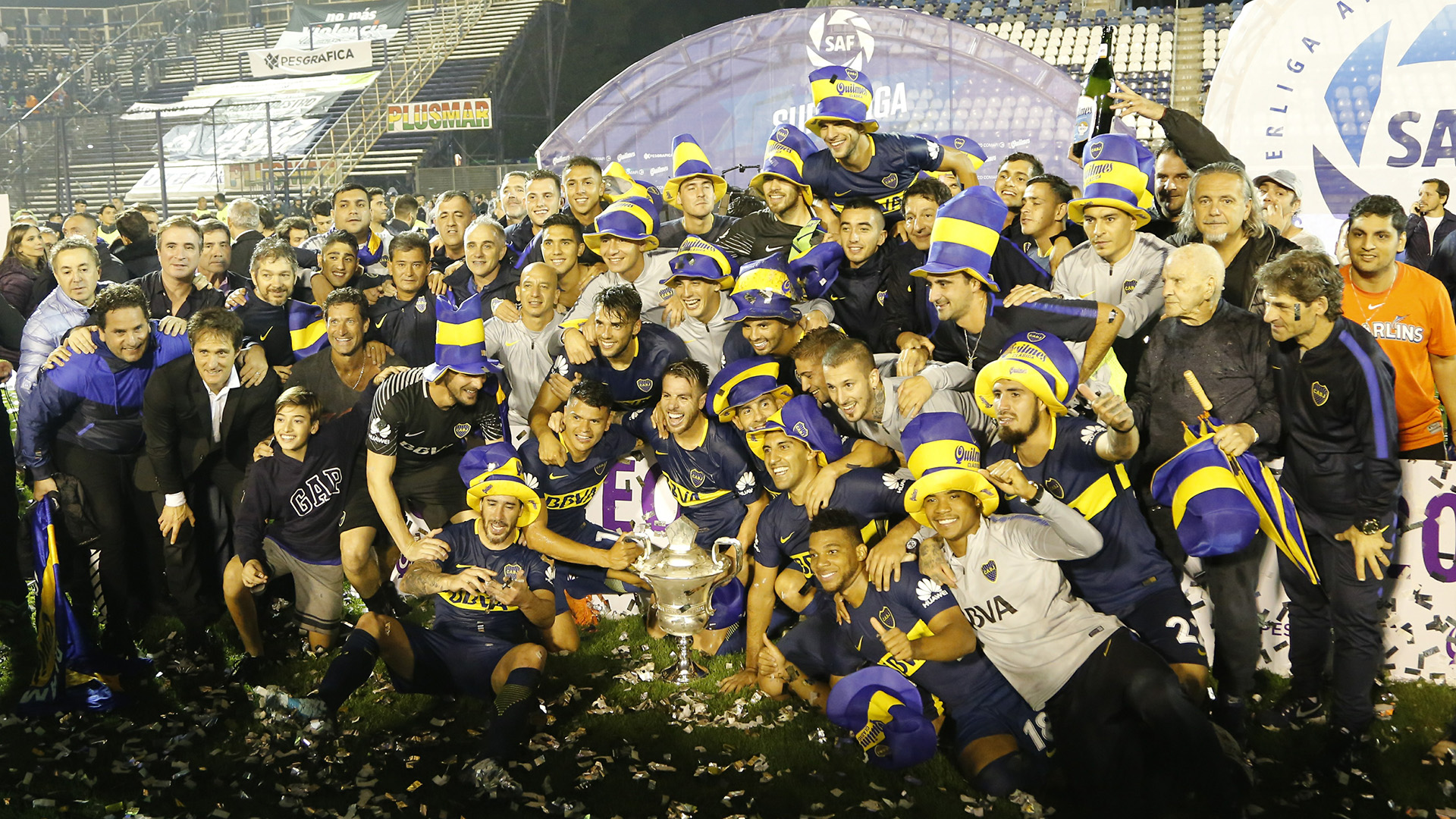 Las foto del campeón: todo Boca unido con el trofeo de la Superliga