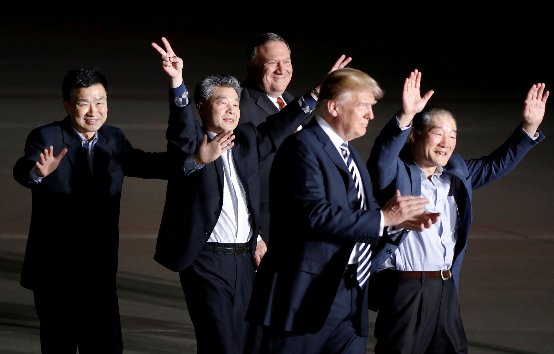 Los tres estadounidenses que estaban presos en Corea del Norte fueron recibidos en Washington por el presidente Donald Trump el pasado 10 de mayo (REUTERS/Jim Bourg)