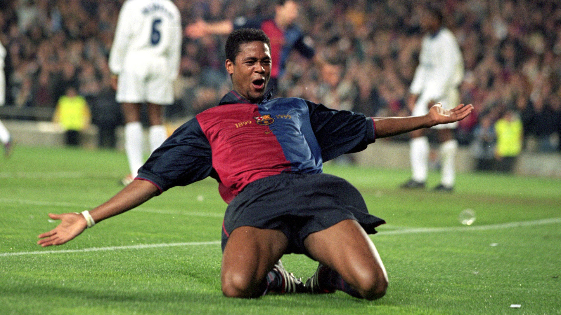 Patrick Kluivert festeja uno de los goles que le convirtió al Real Madrid (Getty)