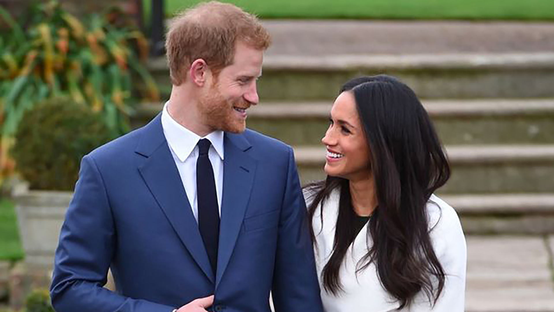 “Fue una sorpresa increíble. Fue muy dulce, natural y romántico”, contó Markle sobre cómo el príncipe Harry le propuso matrimonio durante un cena en casa. “Ni siquiera me dejó terminar. Ella me dijo ‘¿Puedo decir que sí’?”, acotó Harry.