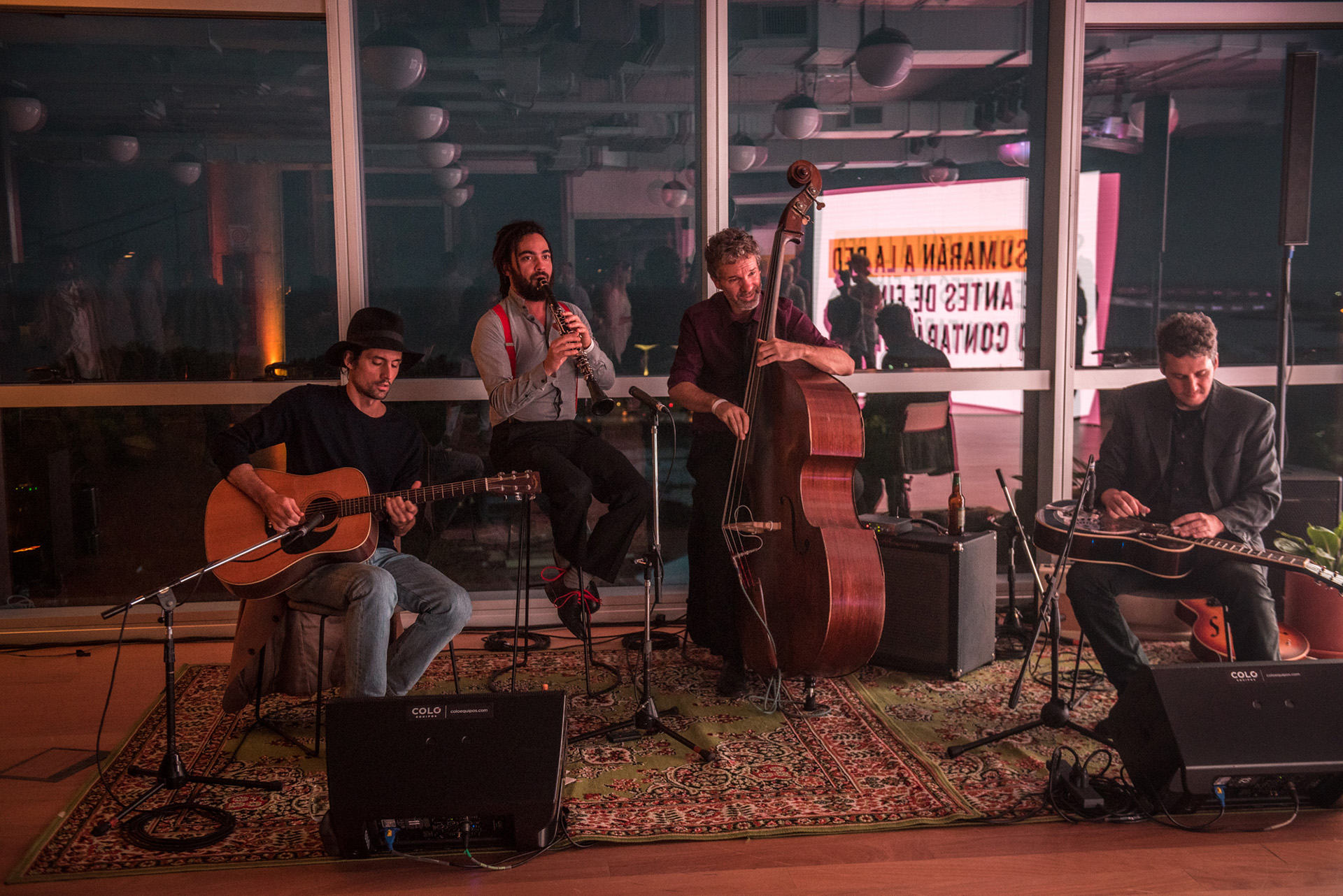 El ritmo musical de la noche lo marcó Nelumbo, con un cuarteto de guitarra eléctrica, Lap Steel, contrabajo y saxo, tocando standards de jazz & blues en clave íntima y elegante. El DJ Set estuvo a cargo de Cheronkee con música electrónica con bases house y bajo en vivo, y con DJ Stuart, quien hizo bailar a todos con diversas versiones de hip-hop local /// Fotos: Guillermo Llamos y Grupo Mass PR