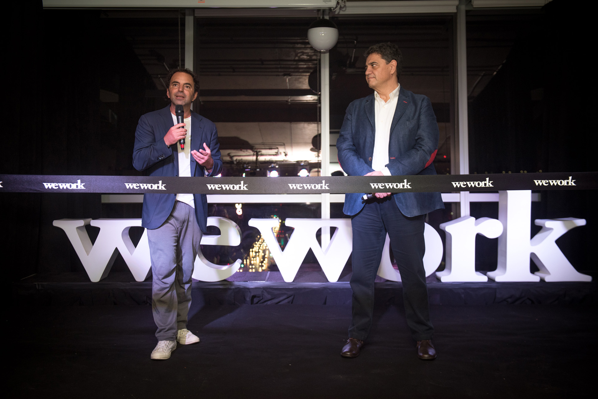 Patricio Fuks junto a Jorge Macri, intendente de Vicente López, antes del corte de cinta del nuevo edificio ubicado en Avenida del Libertador al 1000, a una cuadra de la estación Vicente López del Ferrocarril Mitre. La torre consta de 14 pisos y 12,000 m2 de espacio de trabajo y esparcimiento