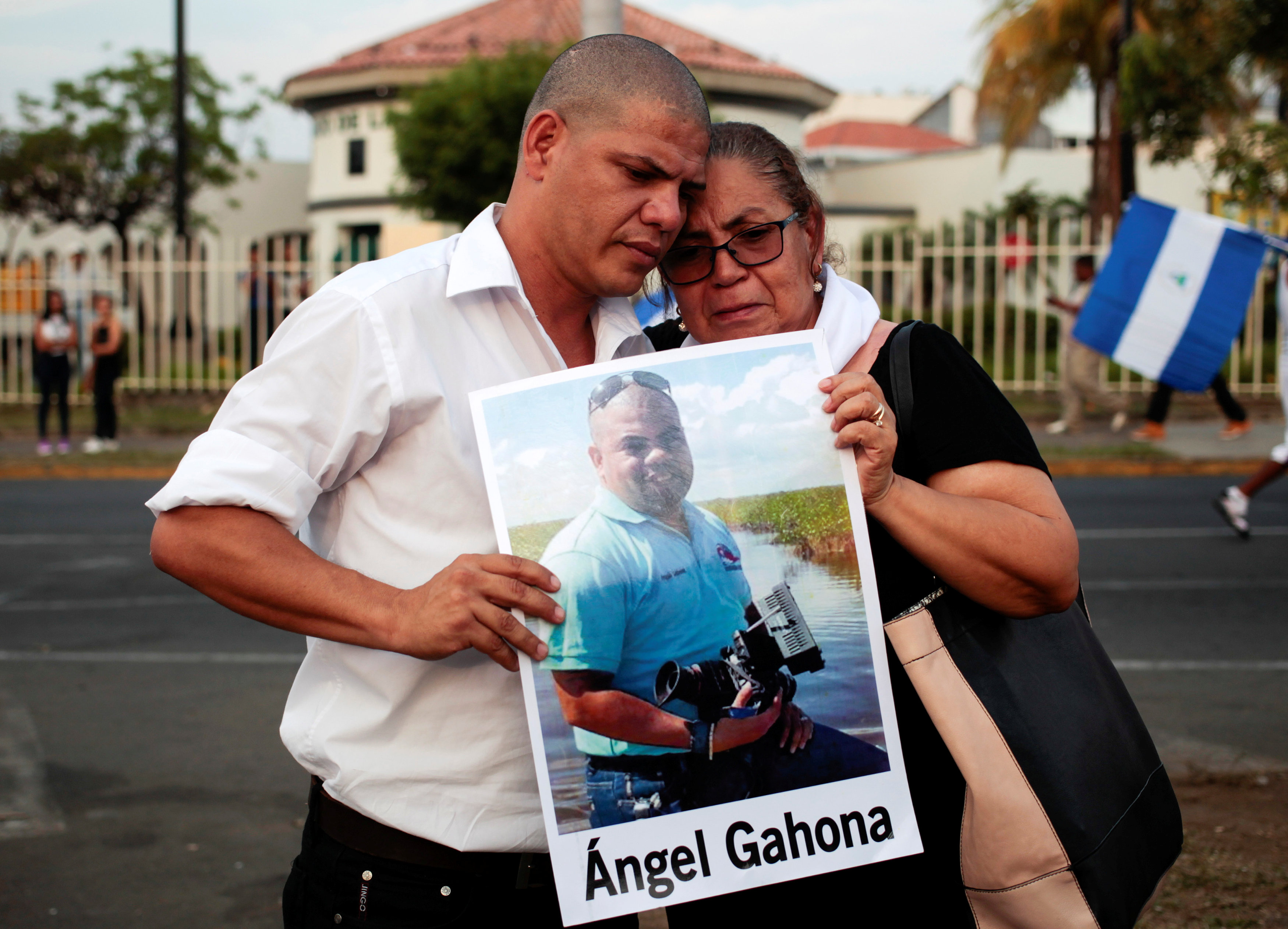 Los padres del periodista Angel Gahona, asesinado en el marco de las protestas contra el régimen de Daniel Ortega. Un juez declaró culpables por su homicidio a los jóvenes Brandon Lovo y Glen Slate (R EUTERS/Oswaldo Rivas)