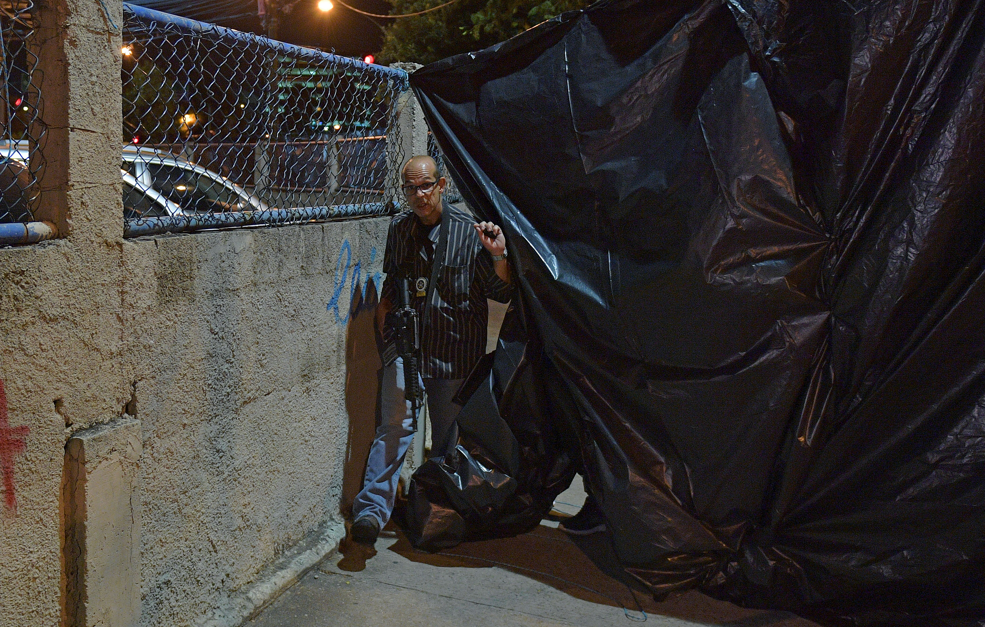 Un policía durante la reconstrucción del crimen este jueves (AFP / CARL DE SOUZA)