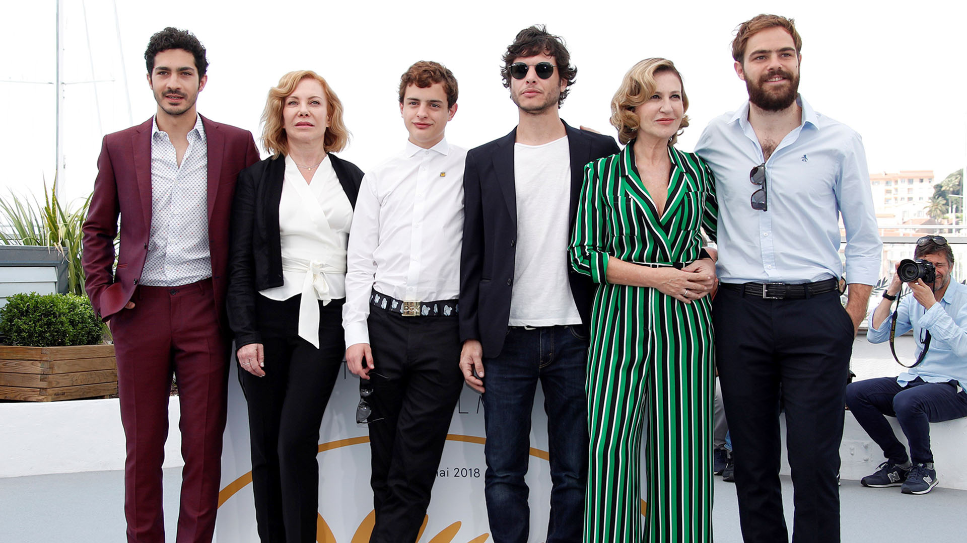 (De izq a der) Los actores argentinos Chino Darín, Cecilia Roth, Lorenzo Ferro, el director de cine Luis Ortega y los también actores Mercedes Morán y Peter Lanzani (EFE/ Franck Robichon)