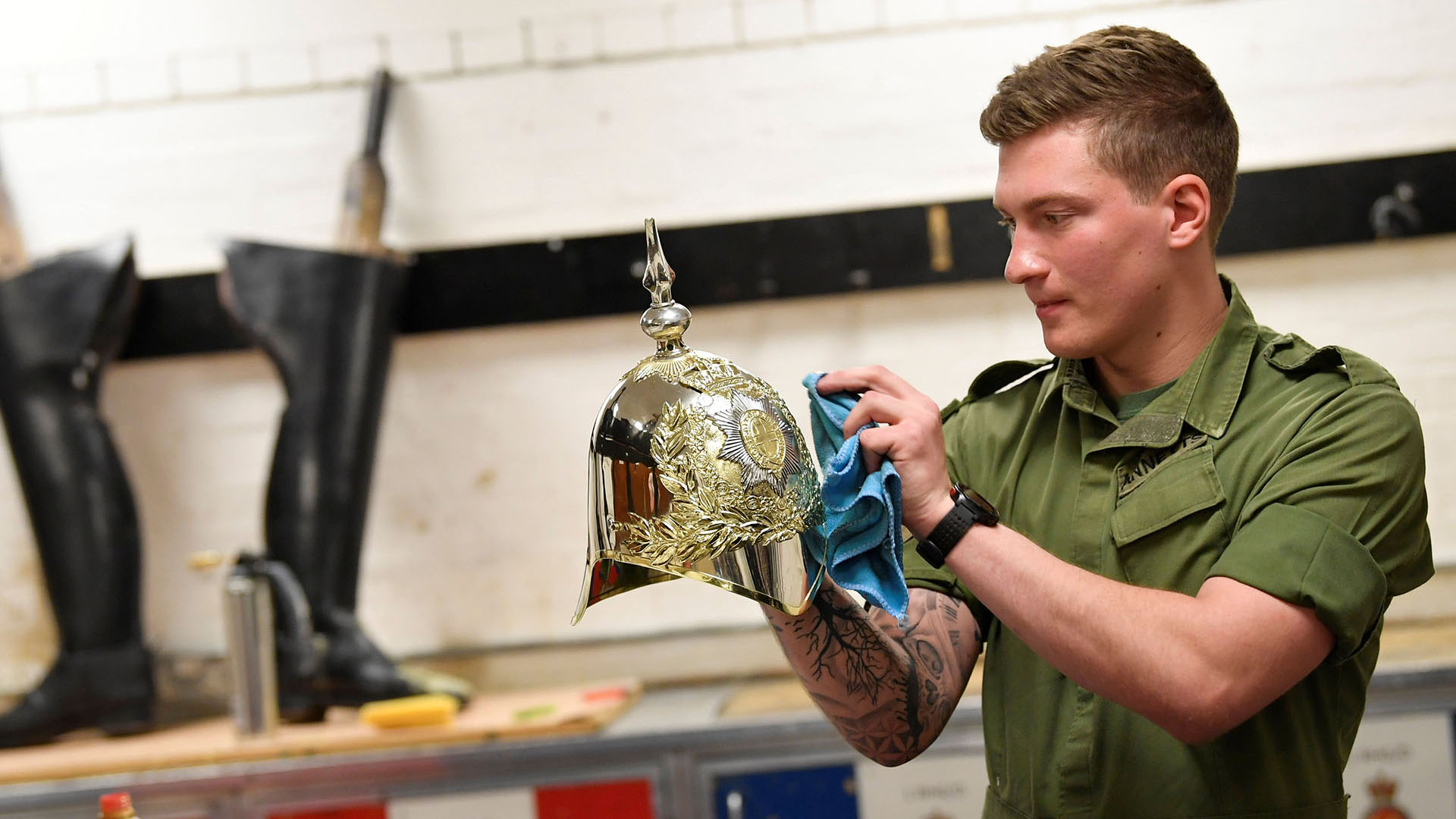 Tom Annetts, miembro del Household Cavalry ultimando los detalles de su uniforme real
