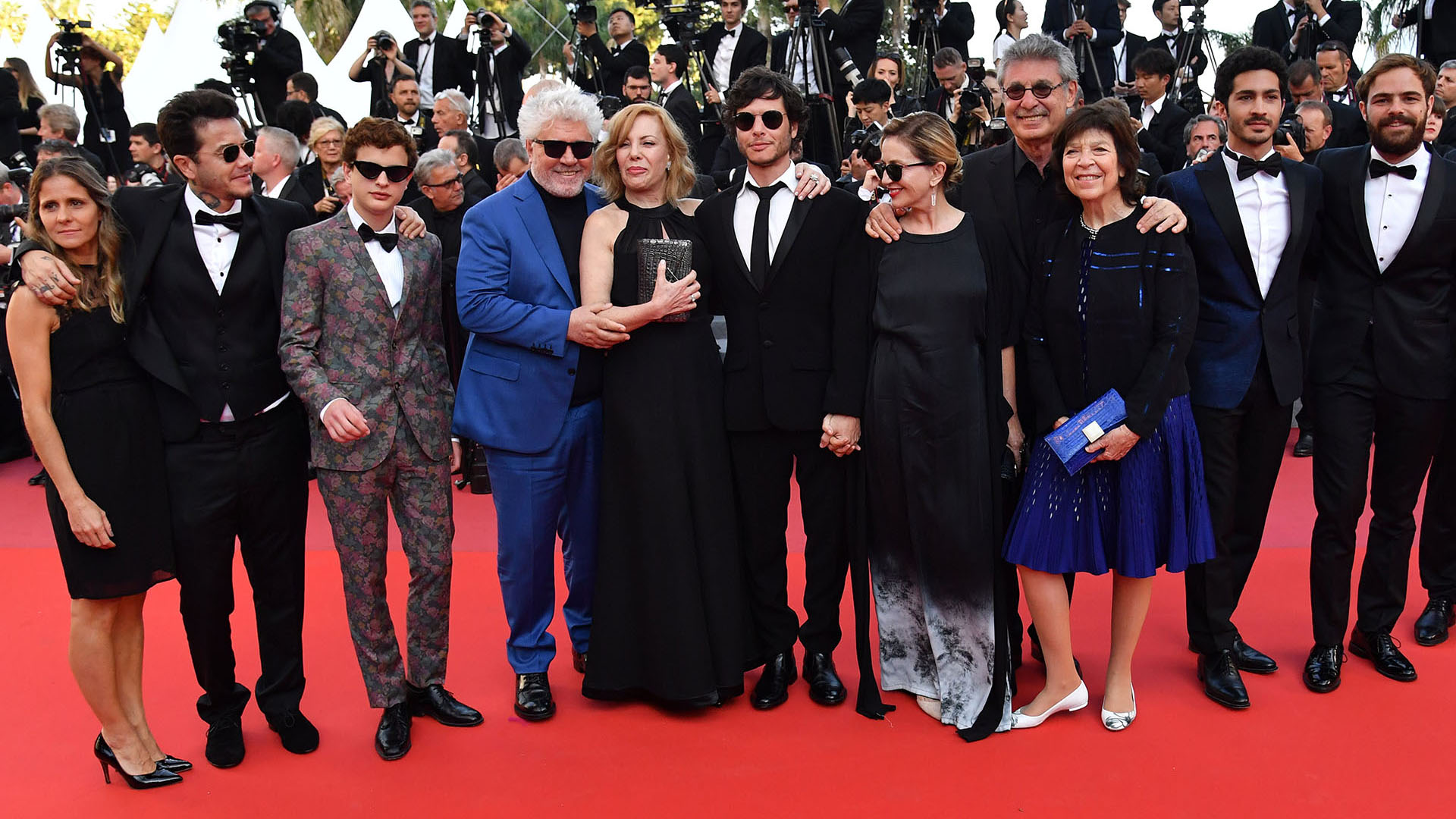 Sebastián Ortega, Lorenzo Ferro, Pedro Almodovar, Cecilia Roth, Luis Ortega, Mercedes Morán, Hugo Sigman y su esposa Silvia Gold, Chino Darín y Peter Lanzani (AFP)
