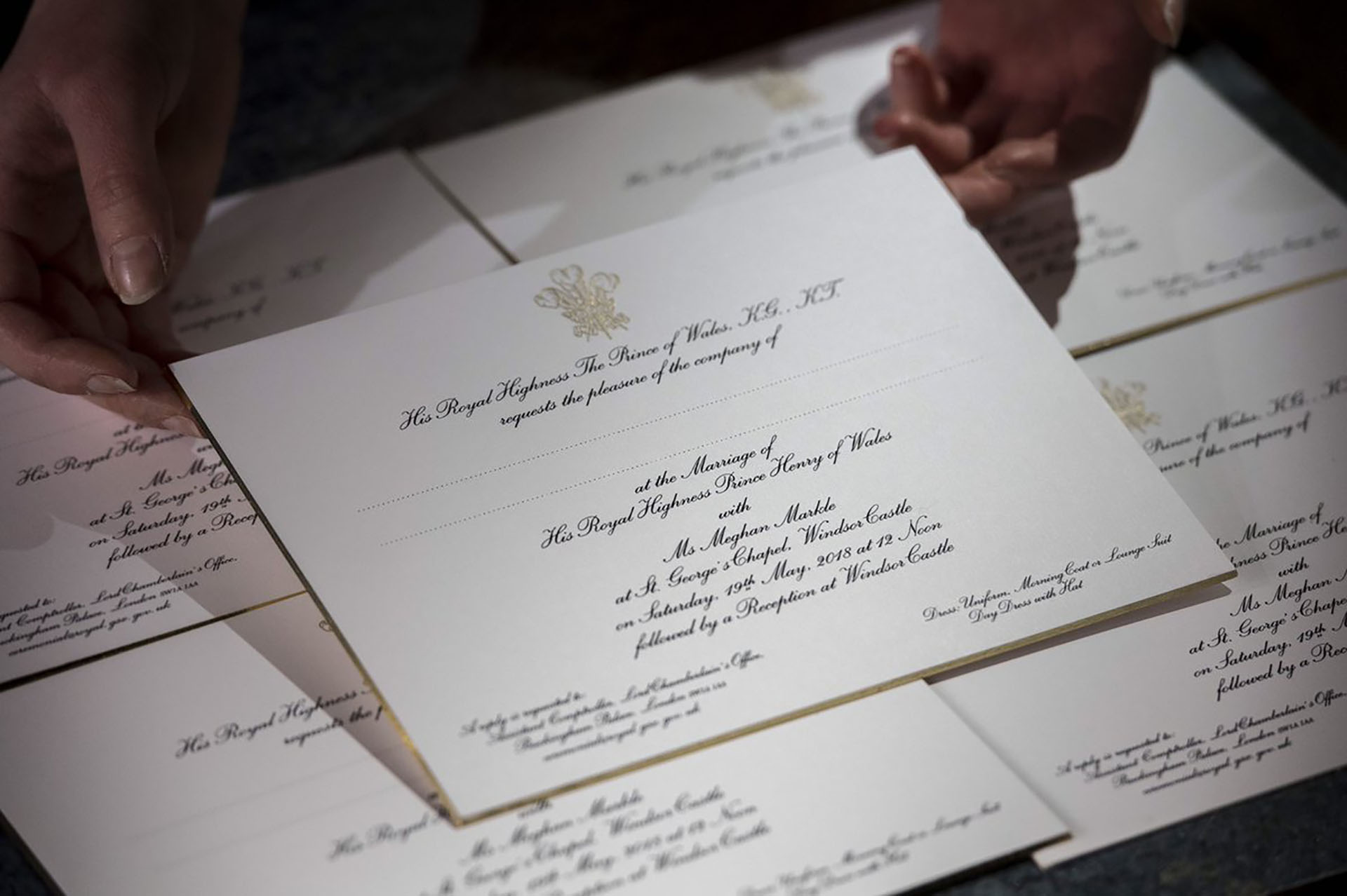 Las invitaciones que ya fueron enviadas siguen la tradición de la monarquía británica, realizadas por por Barnard y Westwood. Incluyen el sello de tres plumas del Príncipe de Gales en tinta dorada