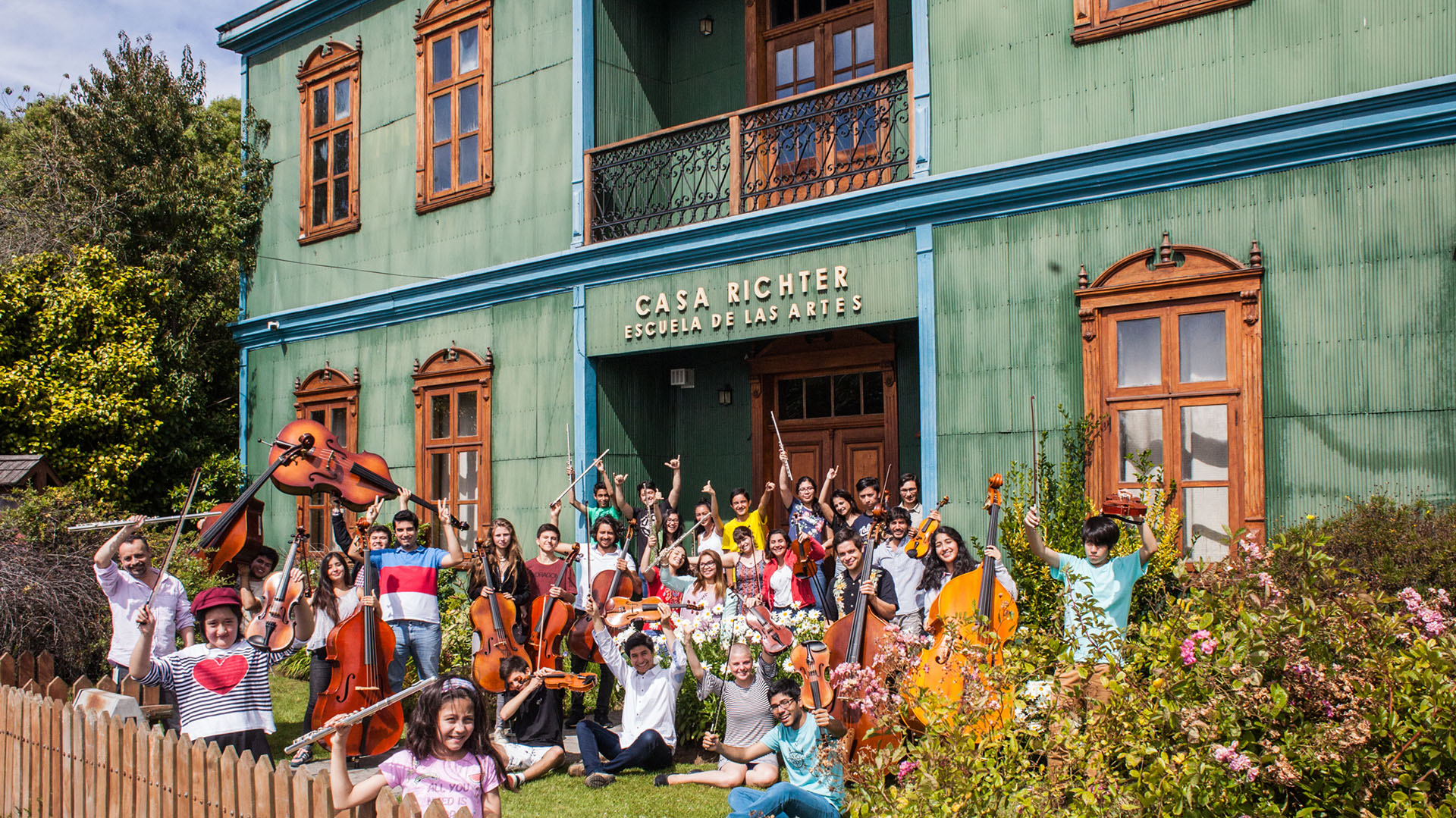 El recinto cuenta con una sala principal con capacidad para 1.178 espectadores, 4 salas multifuncionales para conciertos, exposiciones o conferencias y un anfiteatro con 277 asientos y una privilegiada vista hacia los volcanes Osorno, Puntiagudo y Calbuco