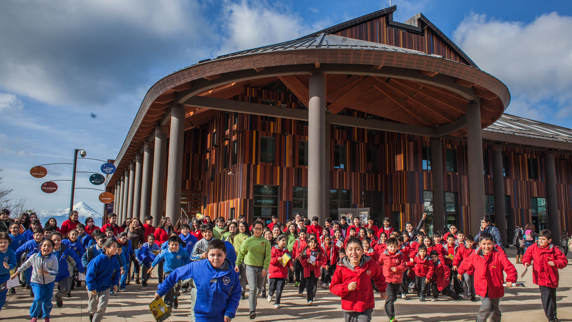 La arquitectura del Teatro del Lago emula los antiguos galpones de la Región de Los Lagos. Se valoriza el uso de la madera. La cubierta y los pilares exteriores son de cobre