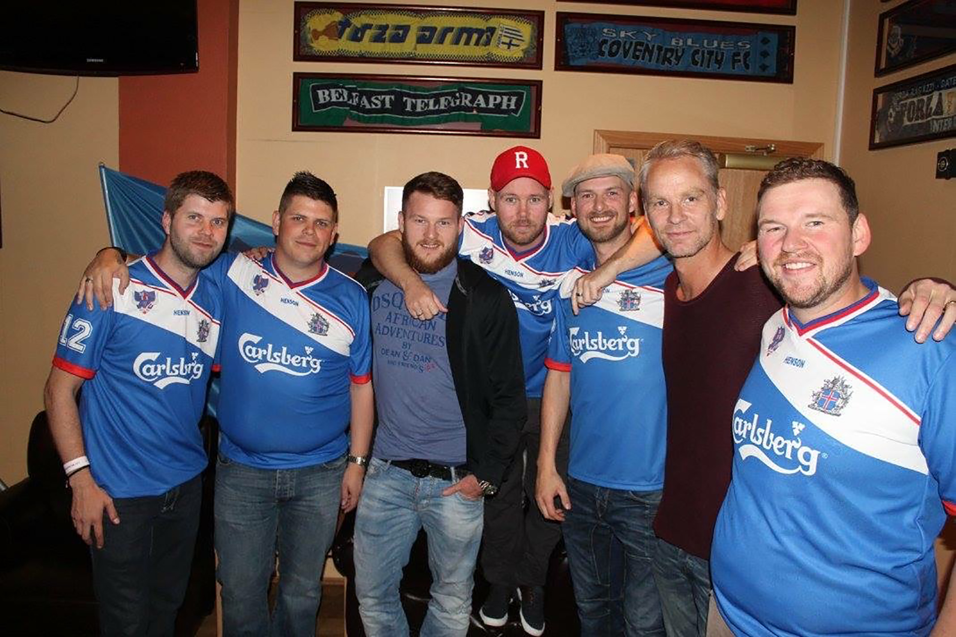 Los hinchas con Aron Gunnarsson, el capitán de la selección islandesa
