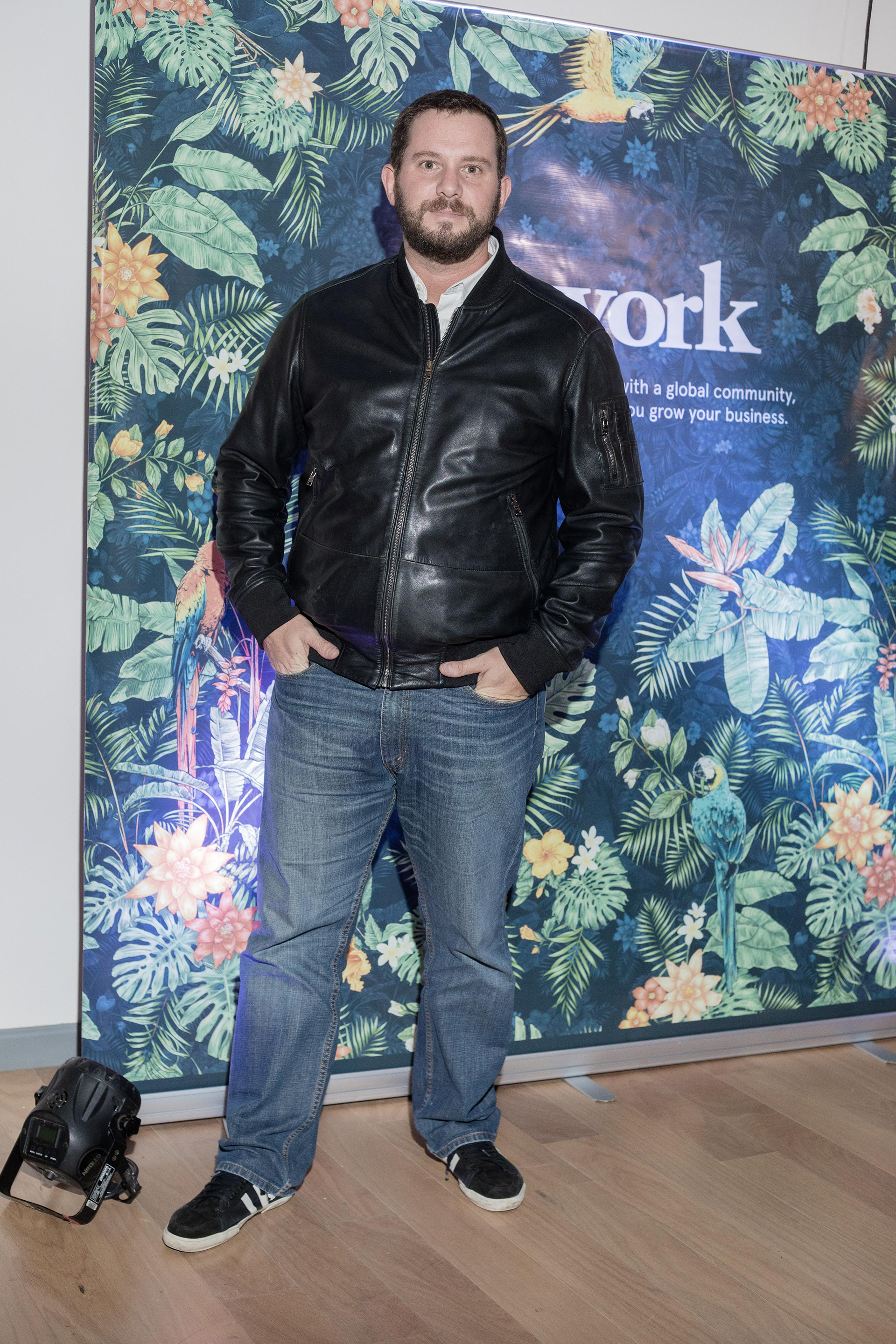 Nicolas Francisquelo. Los beneficios de WeWork hacen que sus miembros puedan realmente concentrarse en desarrollar sus ideas y hacer lo que aman: desde barras con café, yerba, té, aguas de fruta y cerveza, o estaciones de impresión y papelería; hasta salas de juegos, meditación y salas de reuniones con proyectores wireless