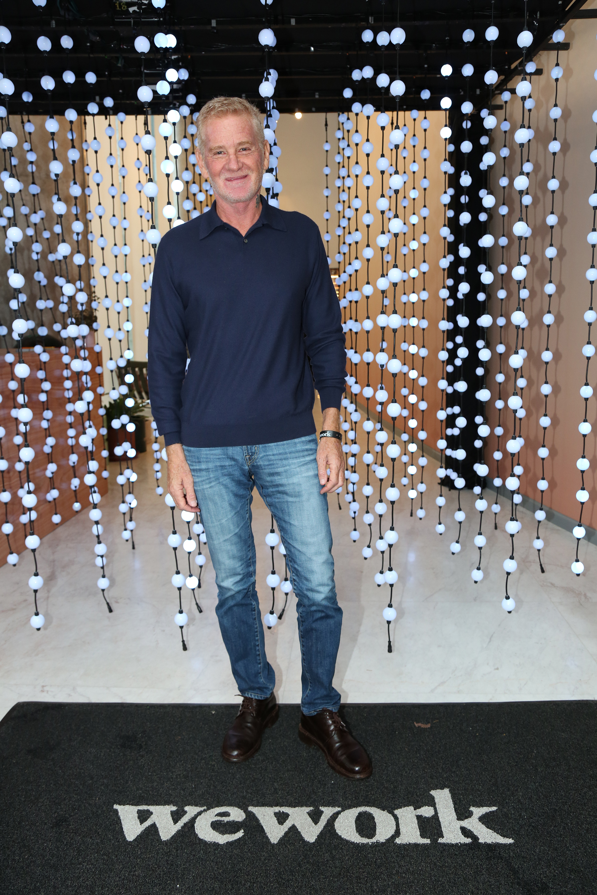 Francisco De Narvaez. Un impactante pasillo de luces marcaba la entrada a un espacio “donde las ideas se potencian” y recibió a los más de 200 invitados que, a pesar de la lluvia, acompañaron la inauguración del nuevo edificio