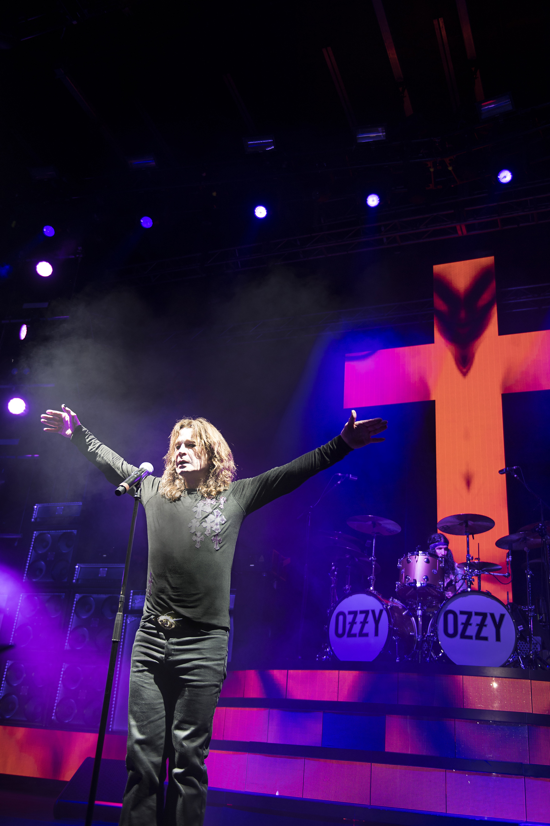 Ozzy y su gran cruz infernal: interpretó clásicos de toda su carrera en un Obras agotado.