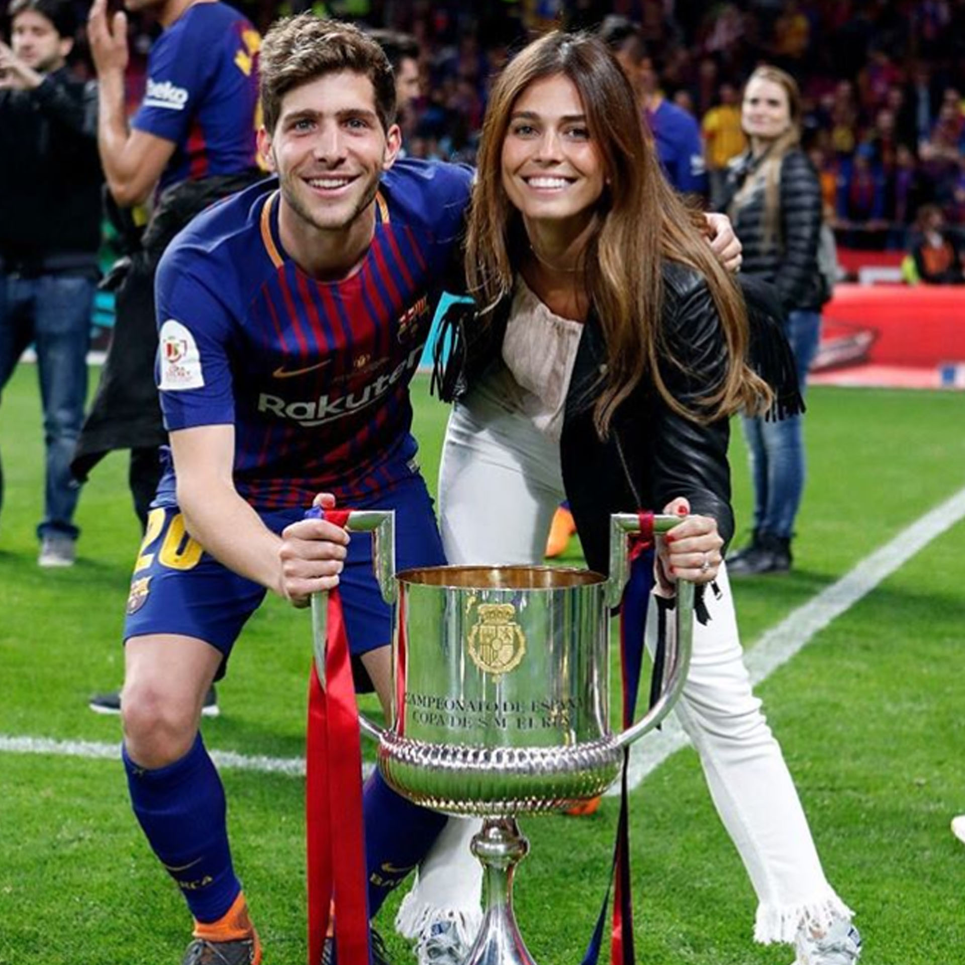 Sergi y Coral durante los festejos de la última Copa del Rey del Barcelona (@coralsimanovich)