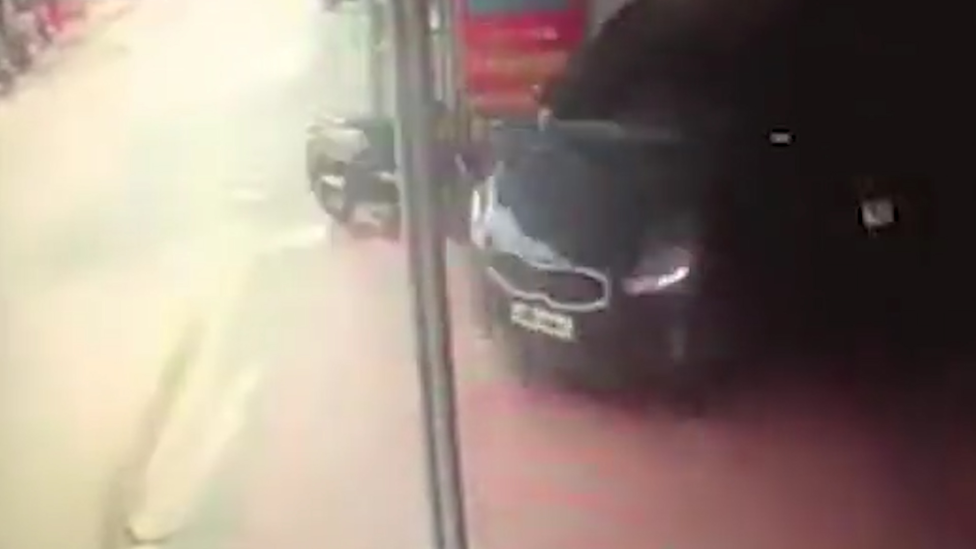 El automovilista lo terminó aplastando