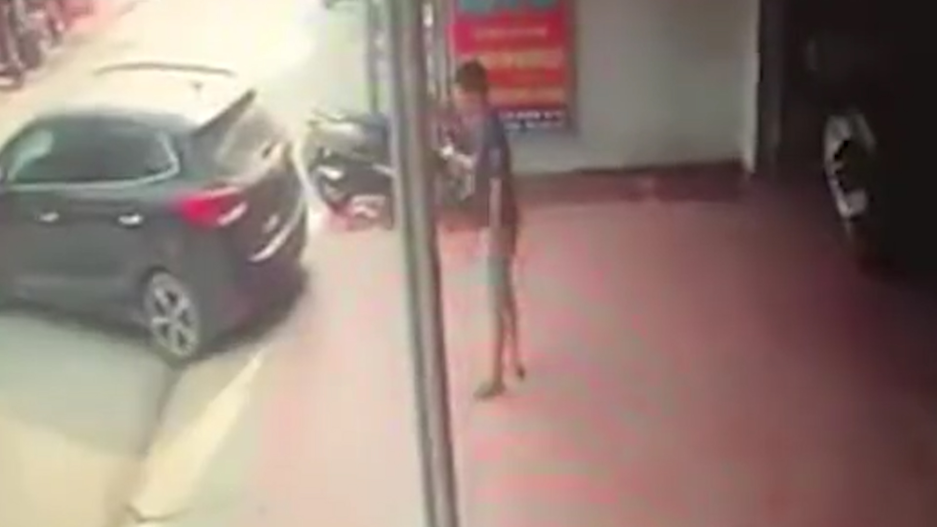 El transeúnte se ofreció a ayudarlo