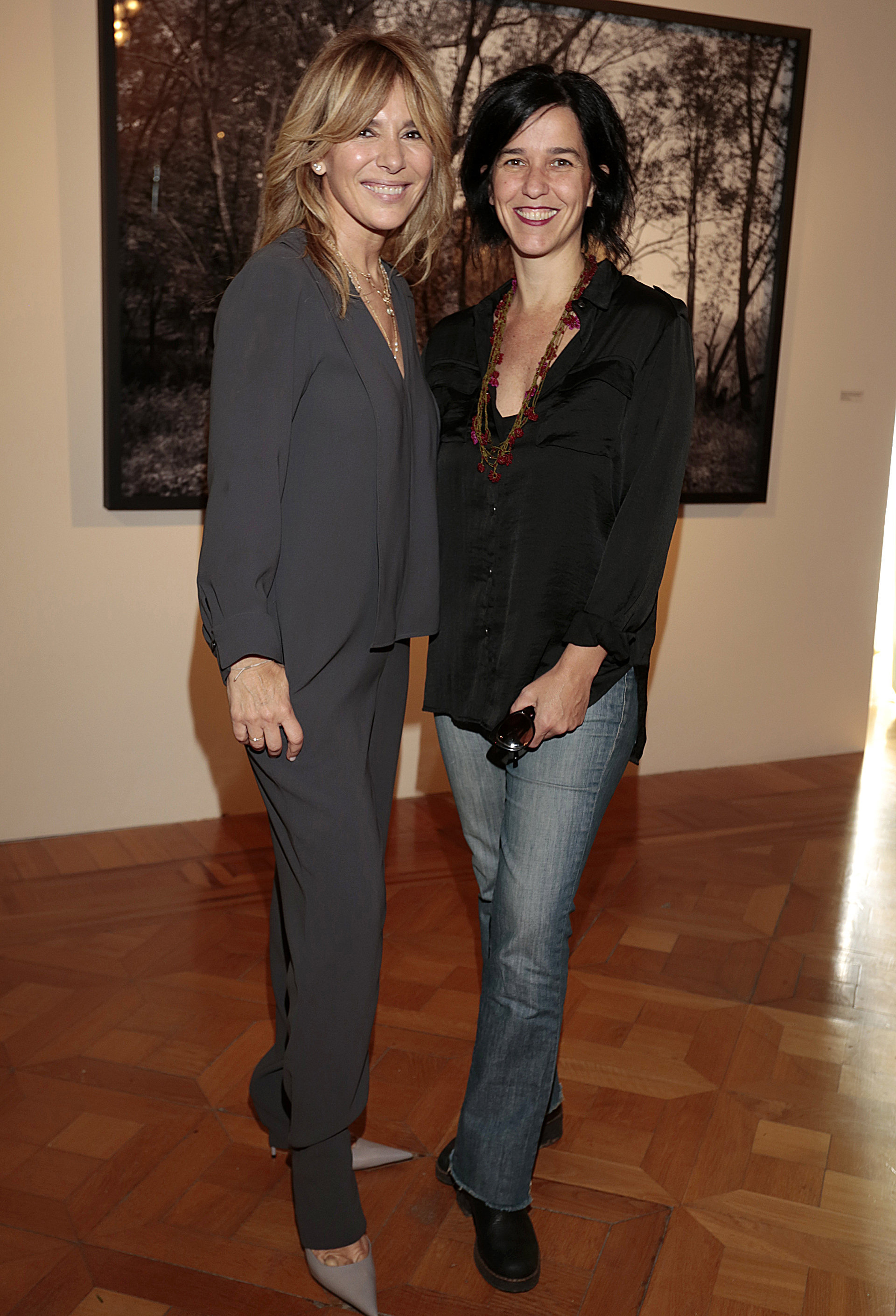 Grace Ratto y Julieta Escardo, editora fotográfica del libro presentado que reúne la muestra completa