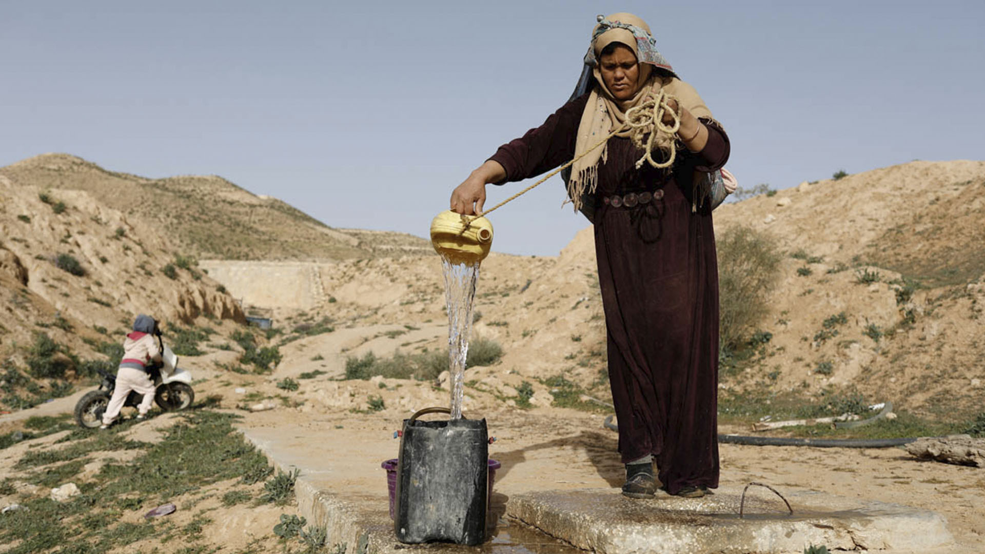 Recolectando agua desde un tanque, también enterrado