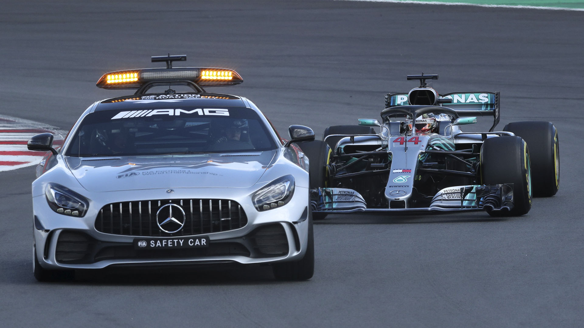 (Reuters) Debió ingresar el Safety Car al inicio