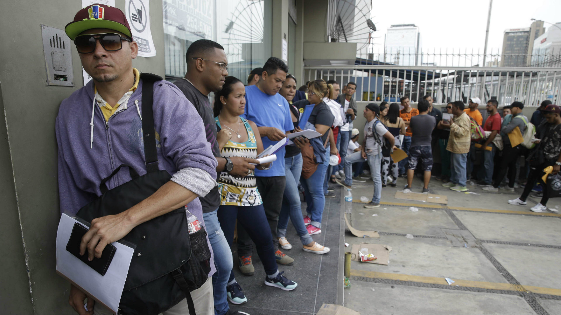 Venezolanos esperan en el Ministerio de Relaciones Exteriores en Lima, Perú (APVen