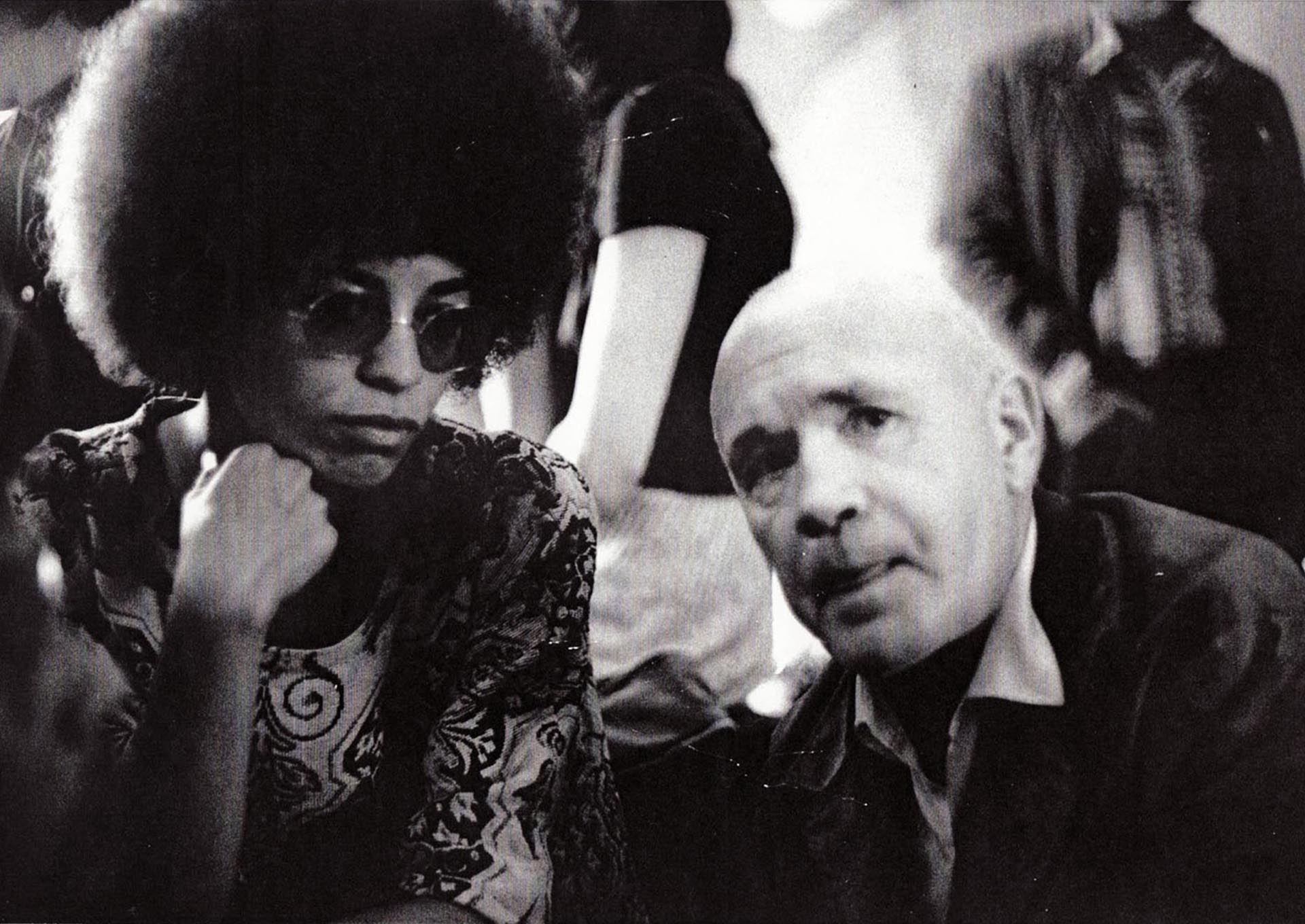Genet junto a Angela Davis, filósofa, activista y feminista estadounidense, relacionada con el movimiento Panteras Negras