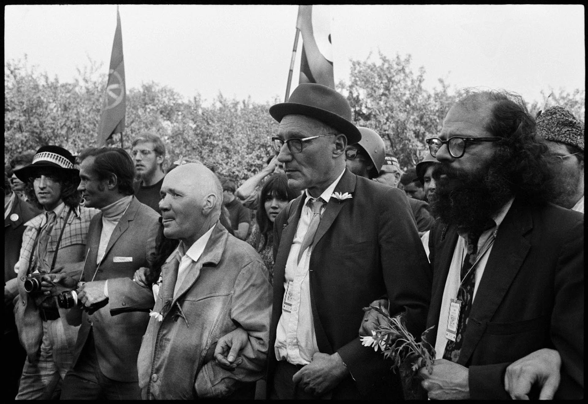 Genet, William S. Burroughs y Allen Ginsberg durante la violenta Convención del Partido demócrata de 1968
