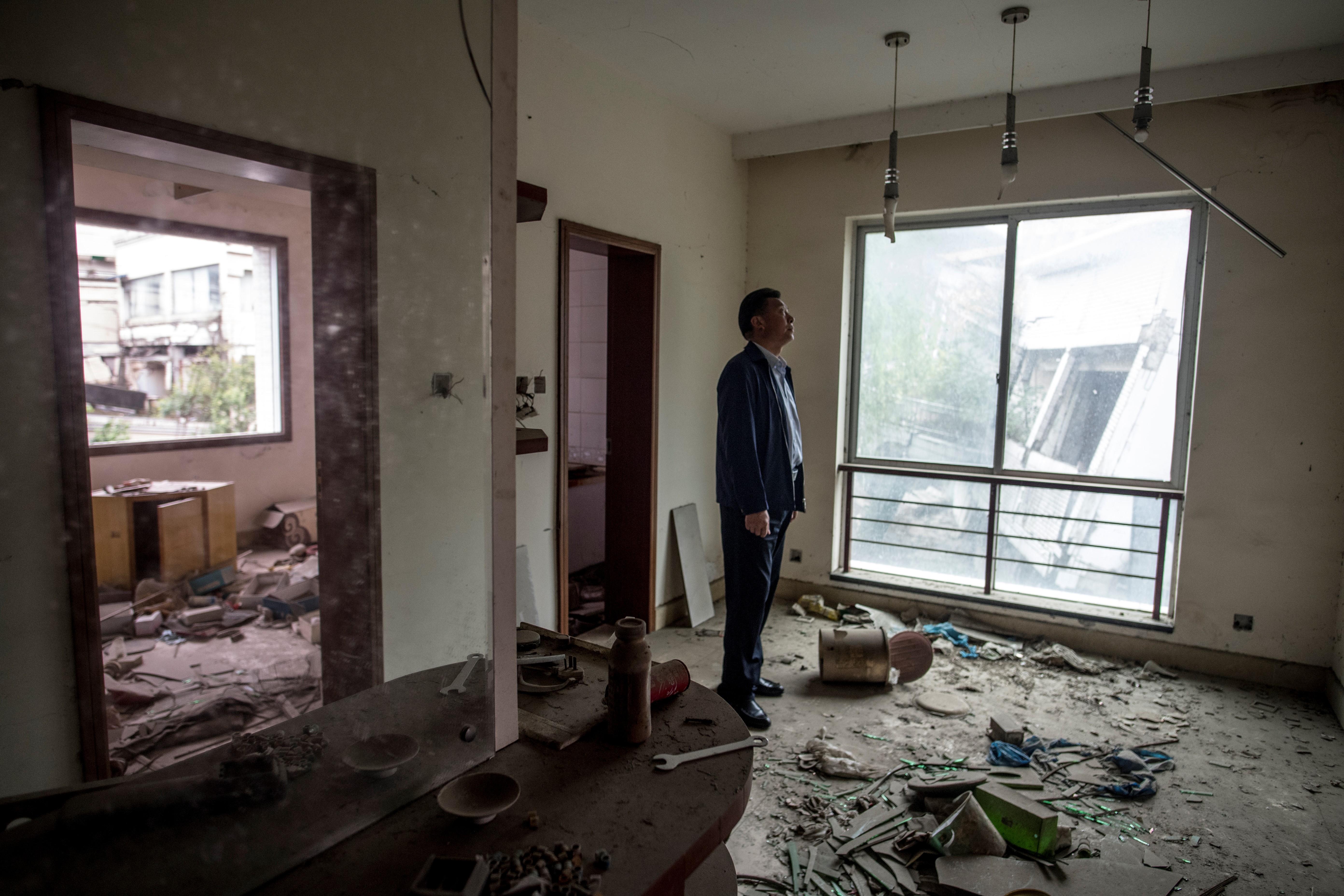 Chen Guoxing posing en el ex dormitorio de los docentes en Beichuan, (AFP / Johannes EISELE)