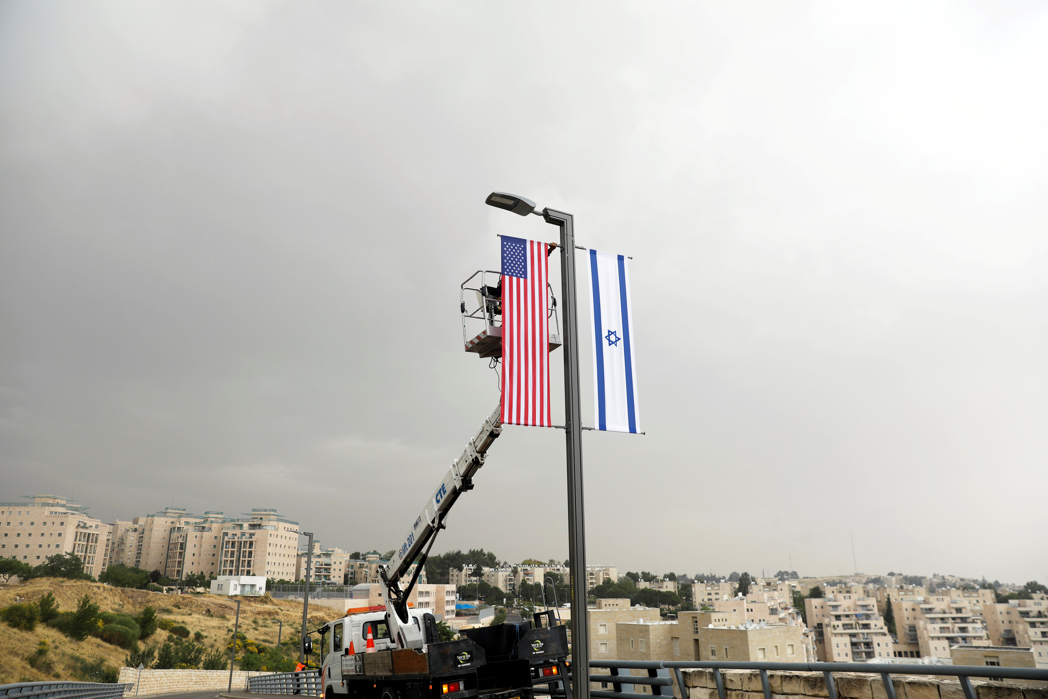Banderas de EEUU e Israel en los alrededores de la nueva embajada (Reuters)
