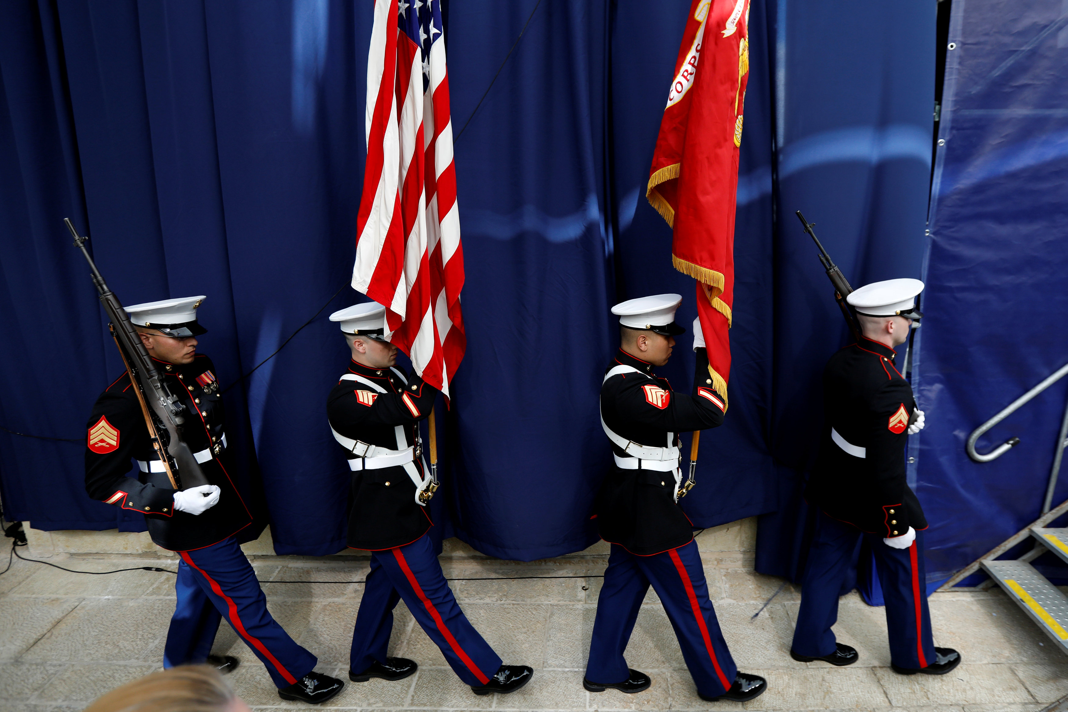 Marines de los Estados Unidos llevan la bandera en el inicio de la ceremonia (Reuters)