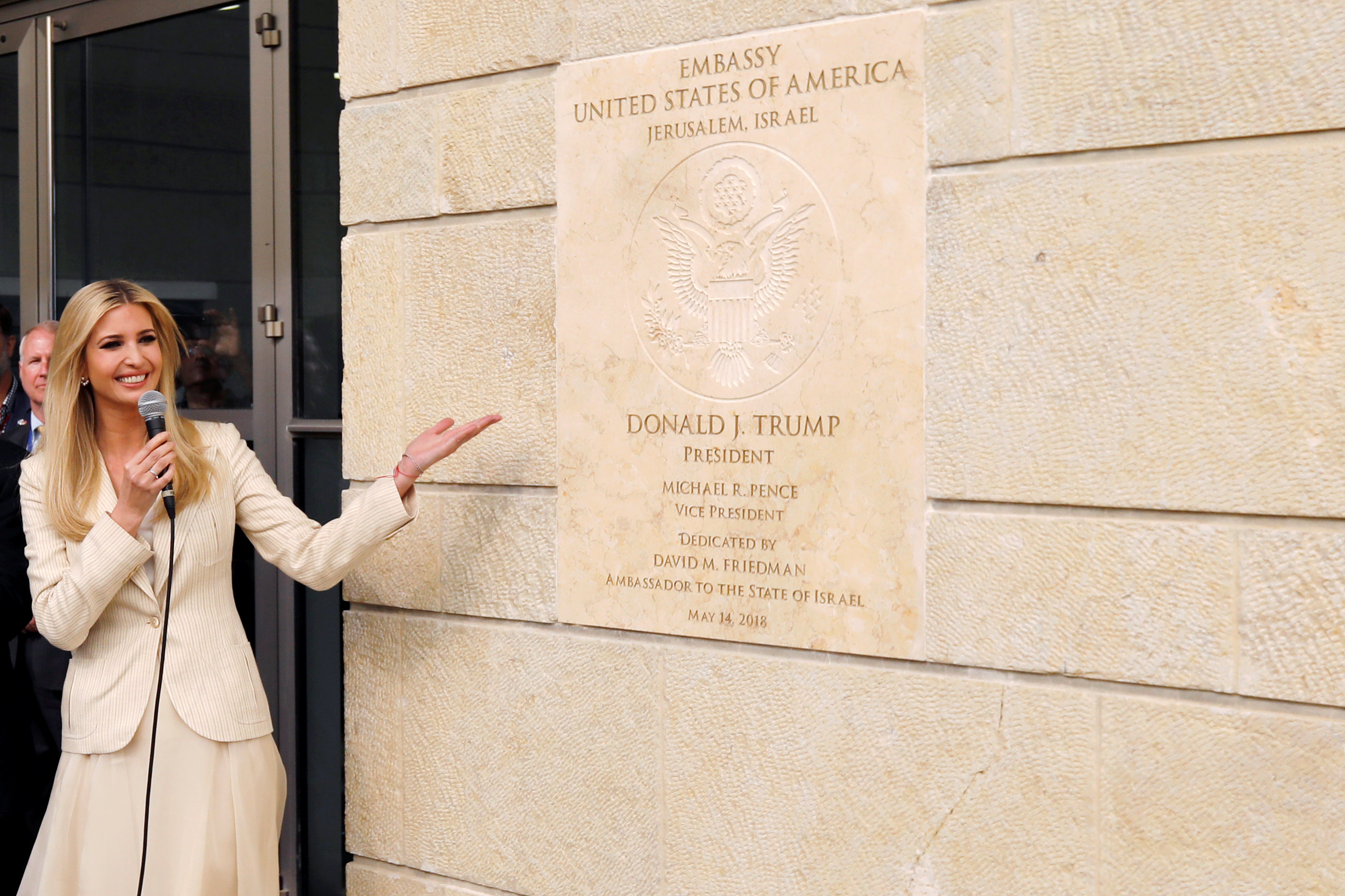Ivanka Trump, hija y asesora del presidente Trump, muestra a la placa dedicatoria revelada en la nueva embajada (Reuters)