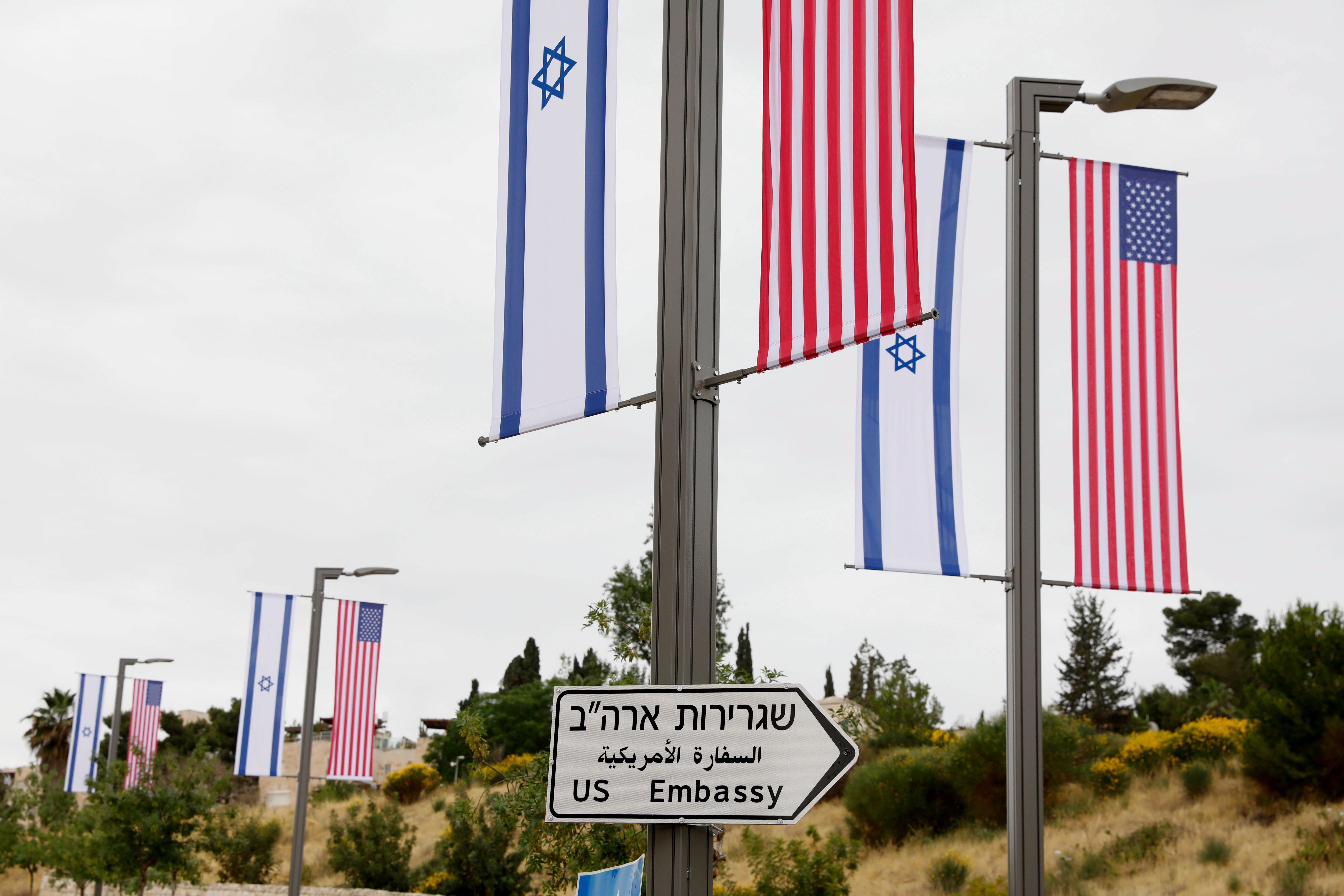 Un cartel indica la dirección de la embajada de Estados Unidos en Jerusalén (EFE)