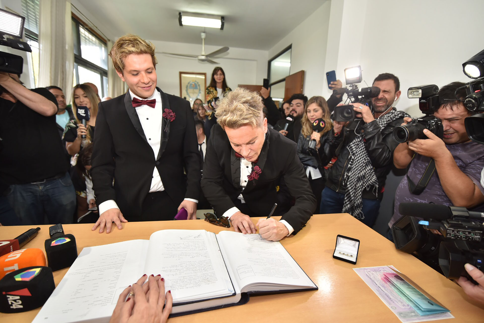 Decenas de periodistas estuvieron en la boda