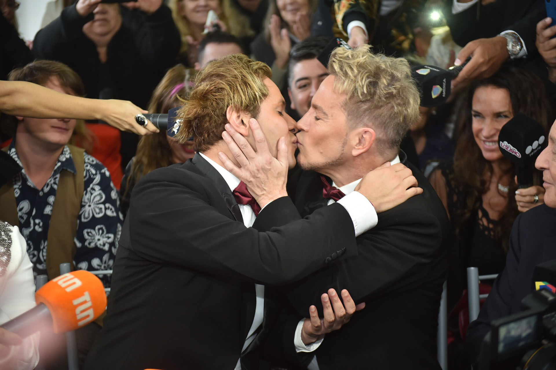 Guido y Tomasito sellaron su amor con un beso