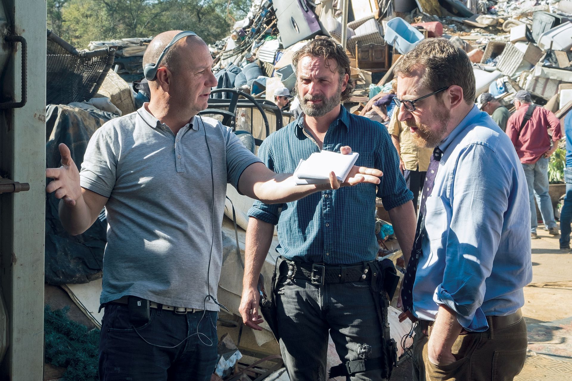 El director Michael E. Satrazemis, Andrew Lincoln como Rick Grimes, el productor ejecutivo Scott M. Gimple en el bacstage de Fear the Walking Dead (Foto Gene Page/AMC)