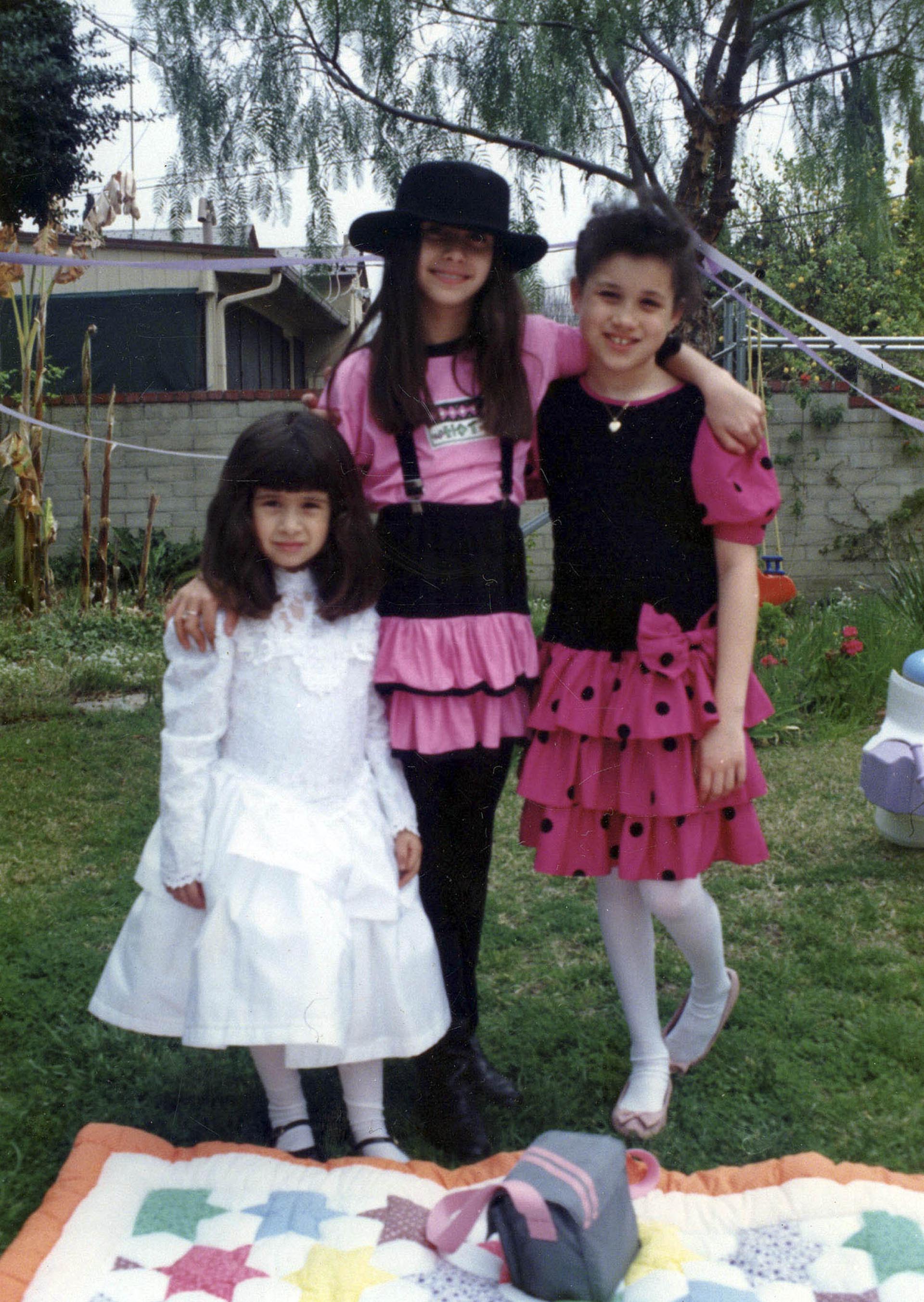 Recuerdos de su niñez en el patio de su casa en Los Ángeles, California