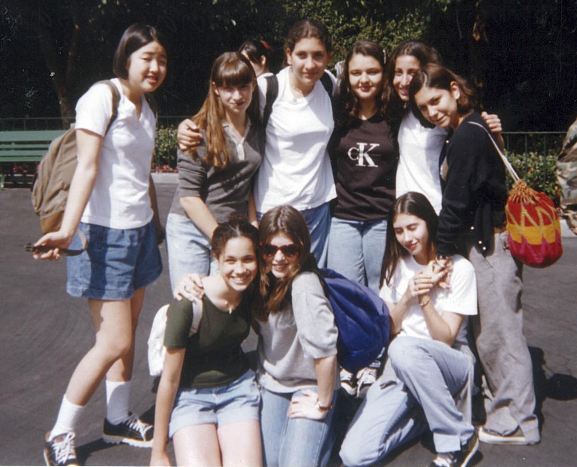 Un poco más grande, en la preadolescencia, junto con su grupo de amigas en Disneyland
