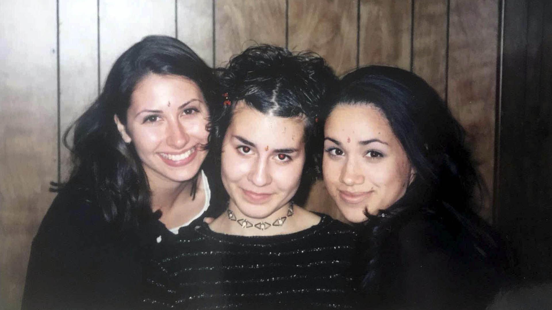 Con sus compañeras de la universidad, donde estudió Relaciones Internacionales