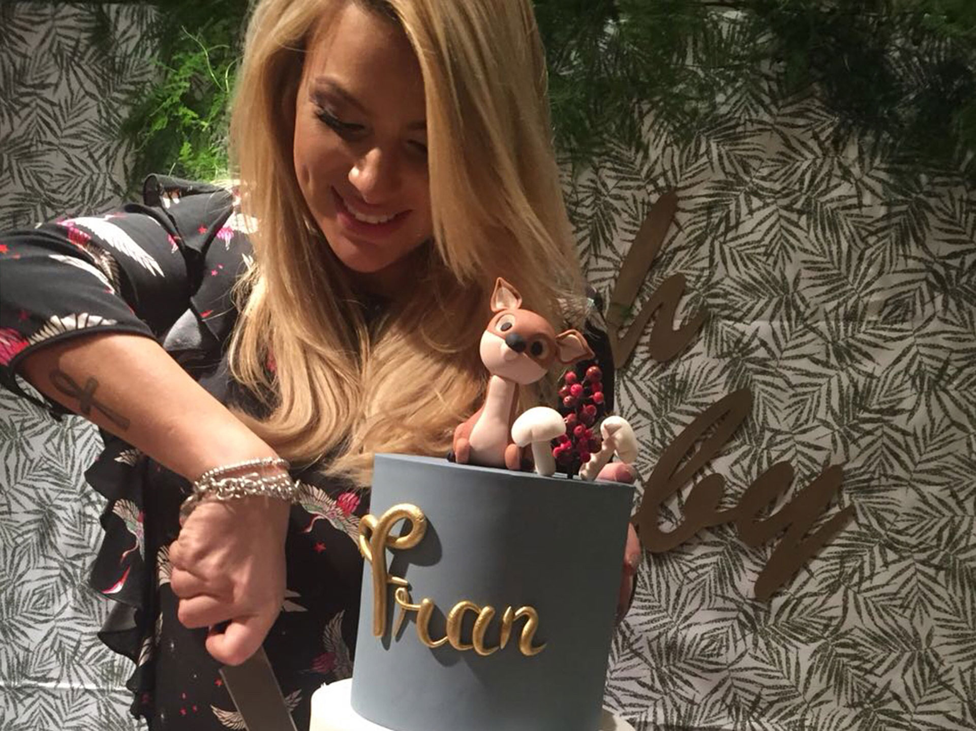 Cortando la torta de Fran. (Foto: Instagram)