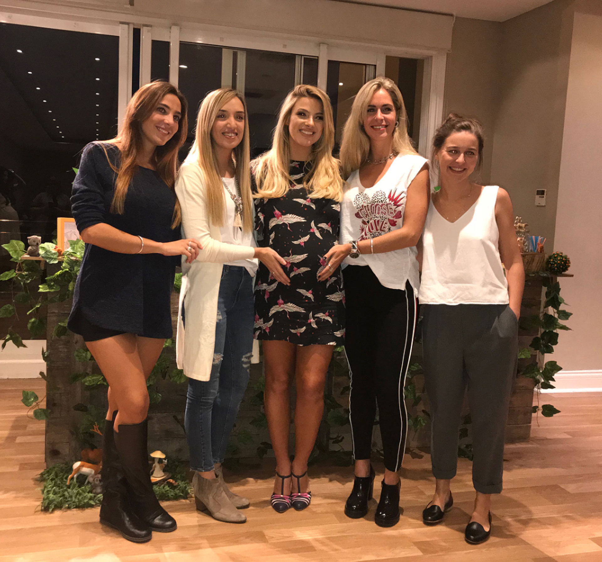 Con sus amigas. (Foto: Instagram)
