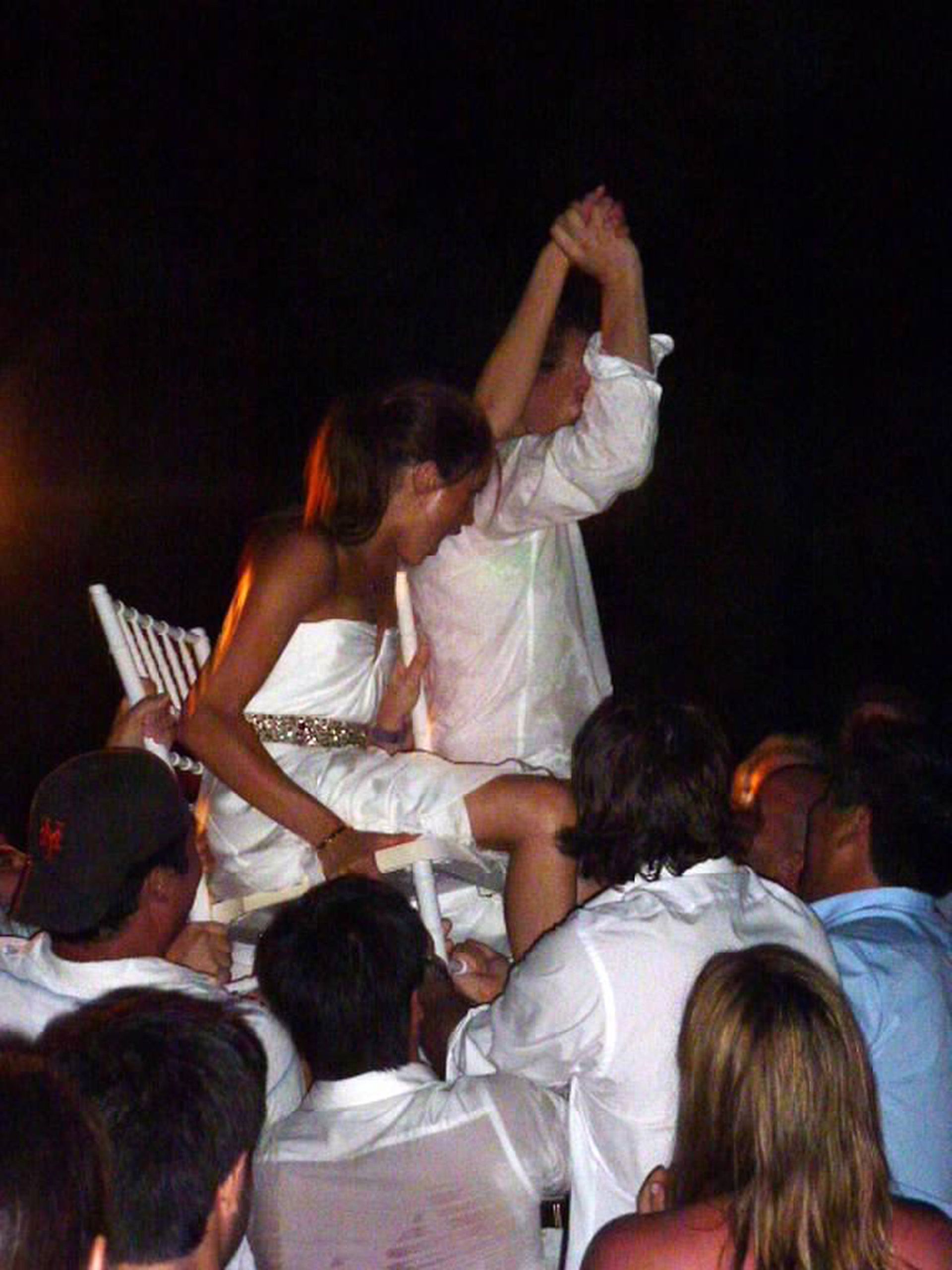 Los novios festejando su casamiento a lo grande