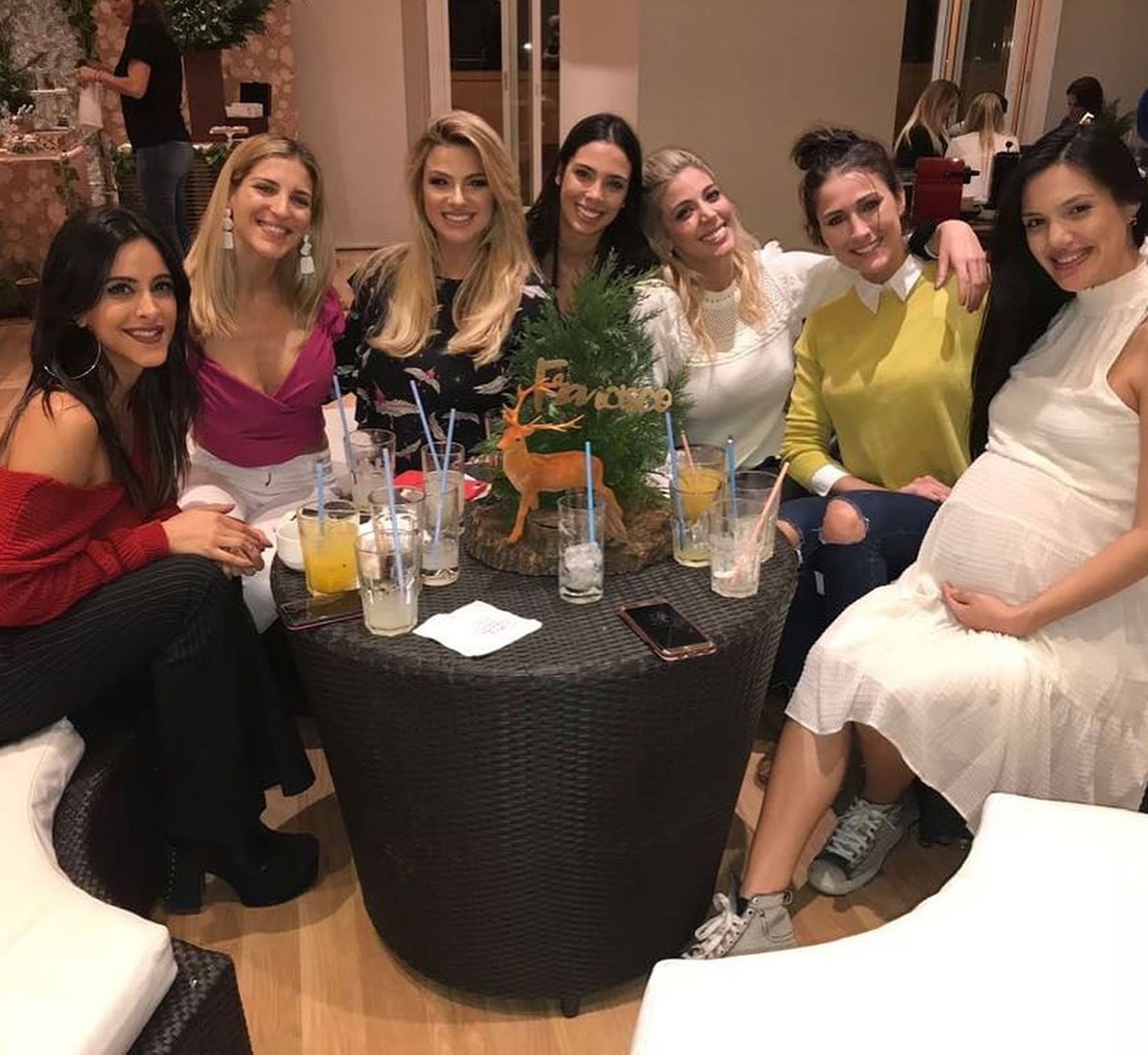 Ailén junto a Virginia Gallardo, Estefanía Berardi, Celeste Muriega y Macarena Rinaldi. (Foto: Instagram)