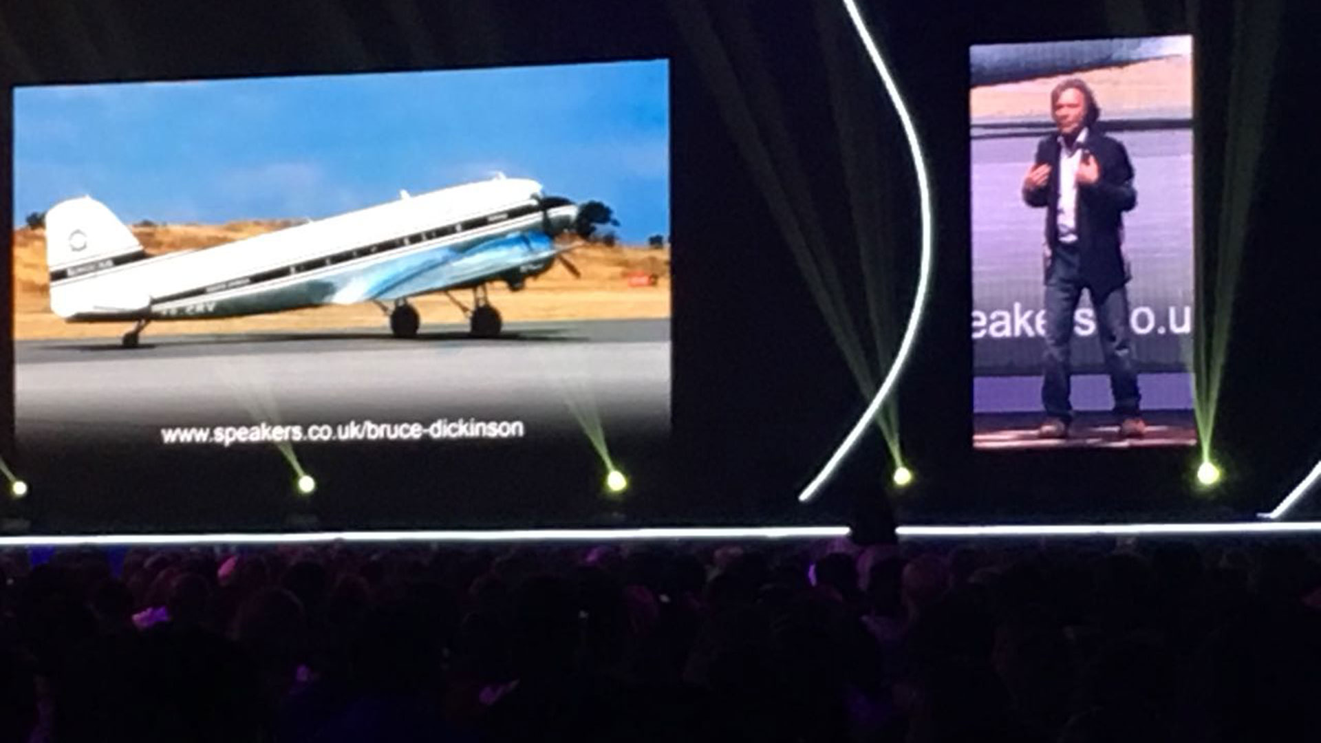 Dickinson también contó su experiencia como piloto