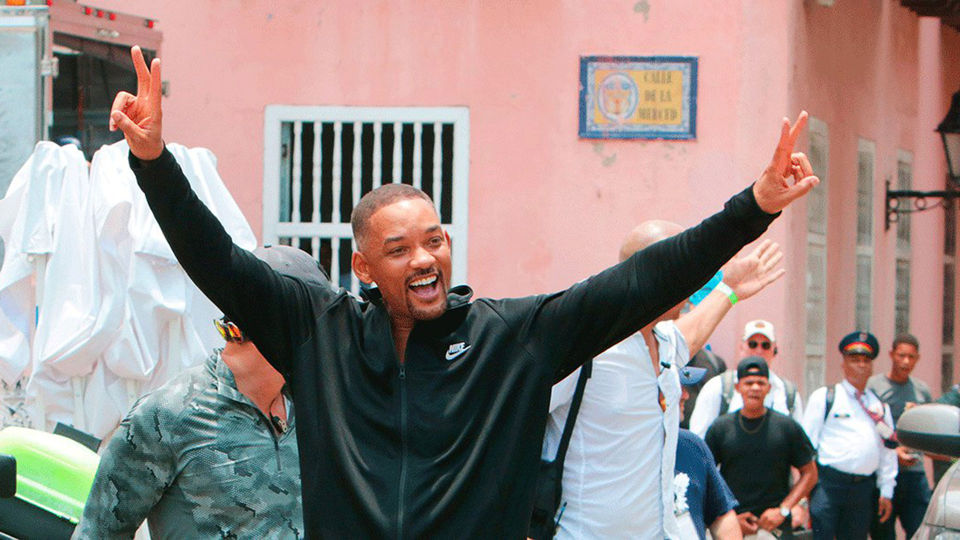 En la tarde del domingo Smith abandonó el hotel con rumbo al Aeropuerto Internacional Rafael Núñez para finalmente regresar a EEUU tras intensa jornada de grabación en Colombia