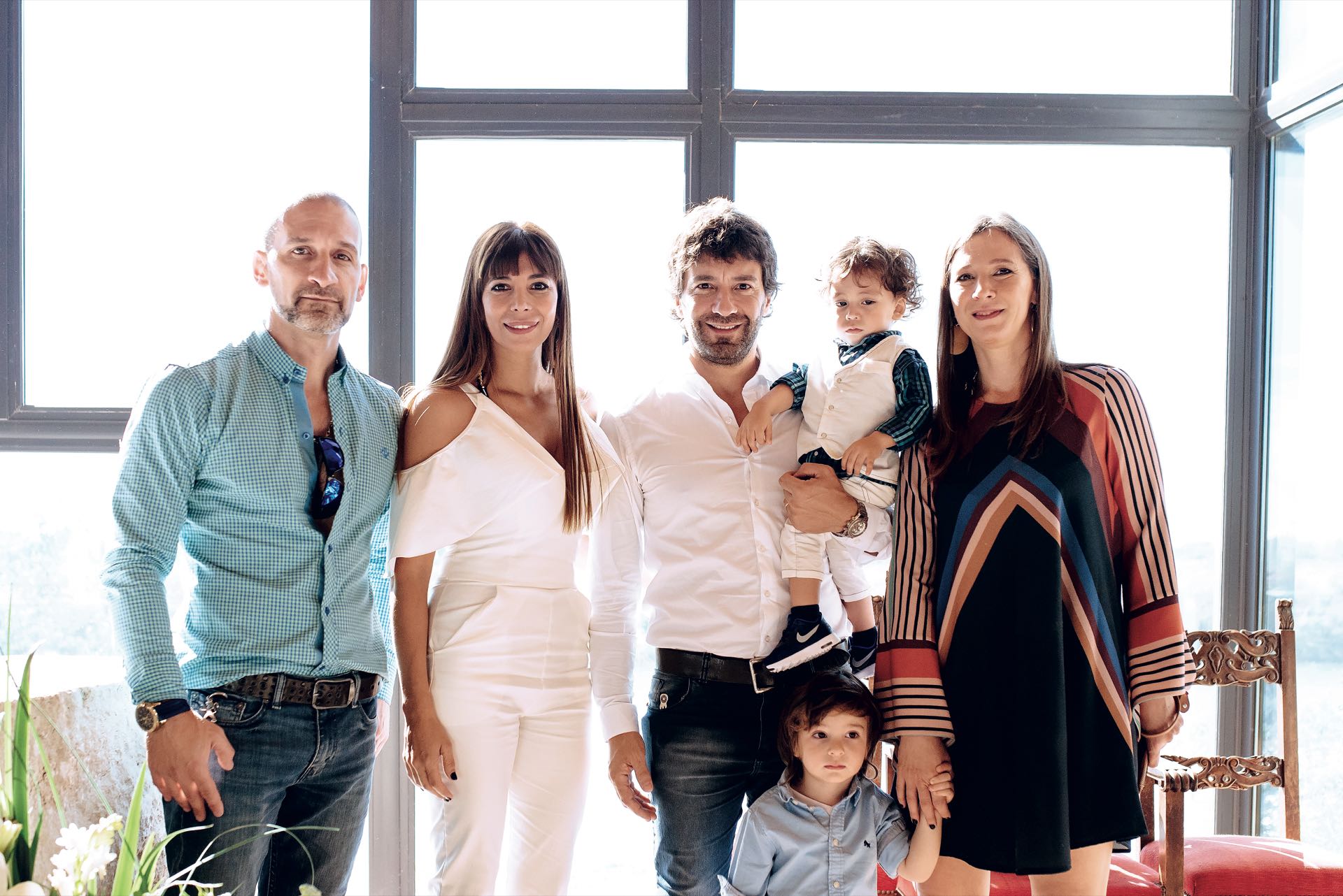 El padrino, Walter Conti, Ximena, Gustavo, Félix, la madrina María Marta Romero y un amiguito, Vicente (Foto: Gabriela Ojeda)