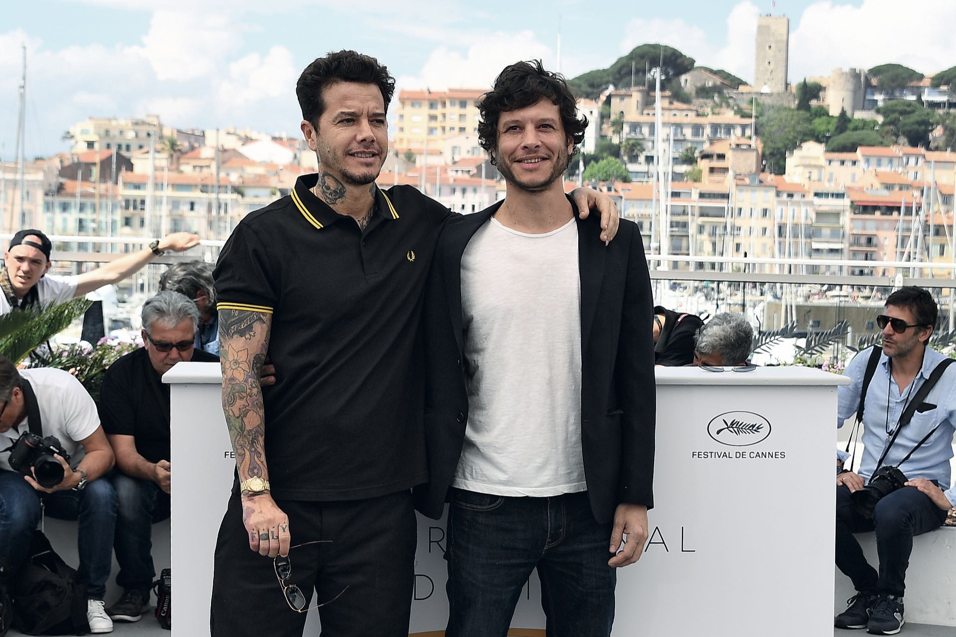 Los hermanos: abrazo en la Croisette para la prensa mundial.