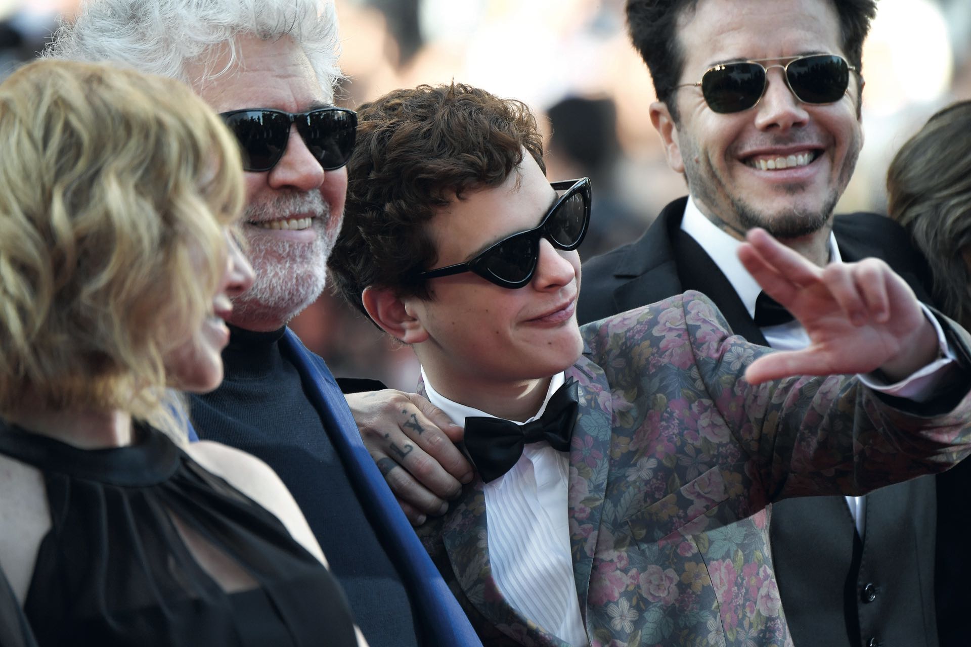 Lorenzo Ferro –elegido entre más de mil actores– bromea en la red carpet, secundado por Pedro Almodóvar, Cecilia Roth y Sebastián Ortega.