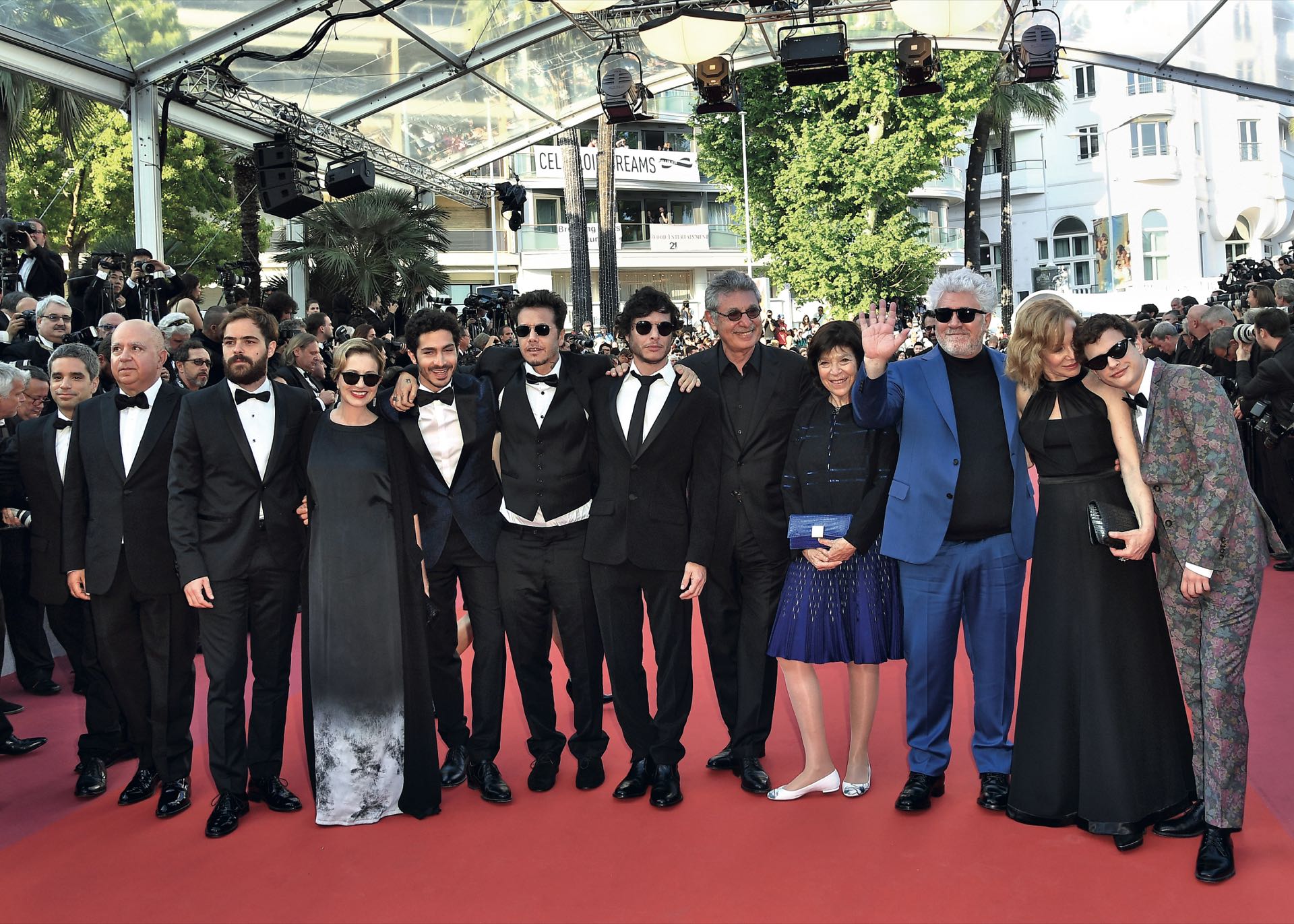 El día D. Exultante, el equipo de El ángel, que se estrenará en el país el 9 de agosto. En la foto: Peter Lanzani, Mercedes Morán, el Chino Darín, Sebastián y Luis Ortega, Hugo Sigman y su mujer Silvia Gold, Pedro Almodóvar, Cecilia Roth y el debutante Lorenzo Ferro.