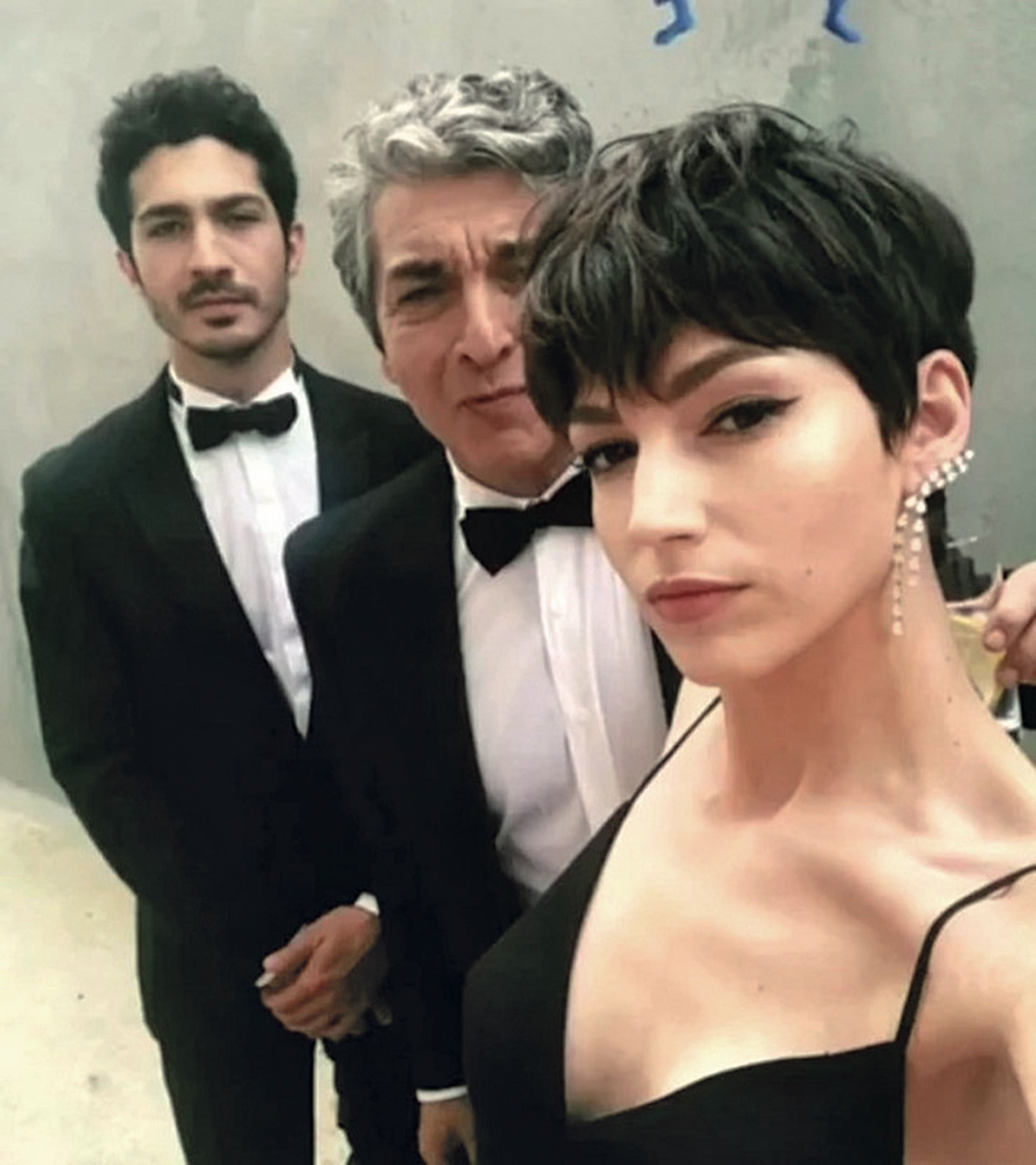 Los preparativos con su hijo, el Chino, que esa noche pisaba la misma red carpet en representación de El ángel y llegó del brazo de su novia, Ursula Corbero, más conocida como Tokio en La casa de papel.